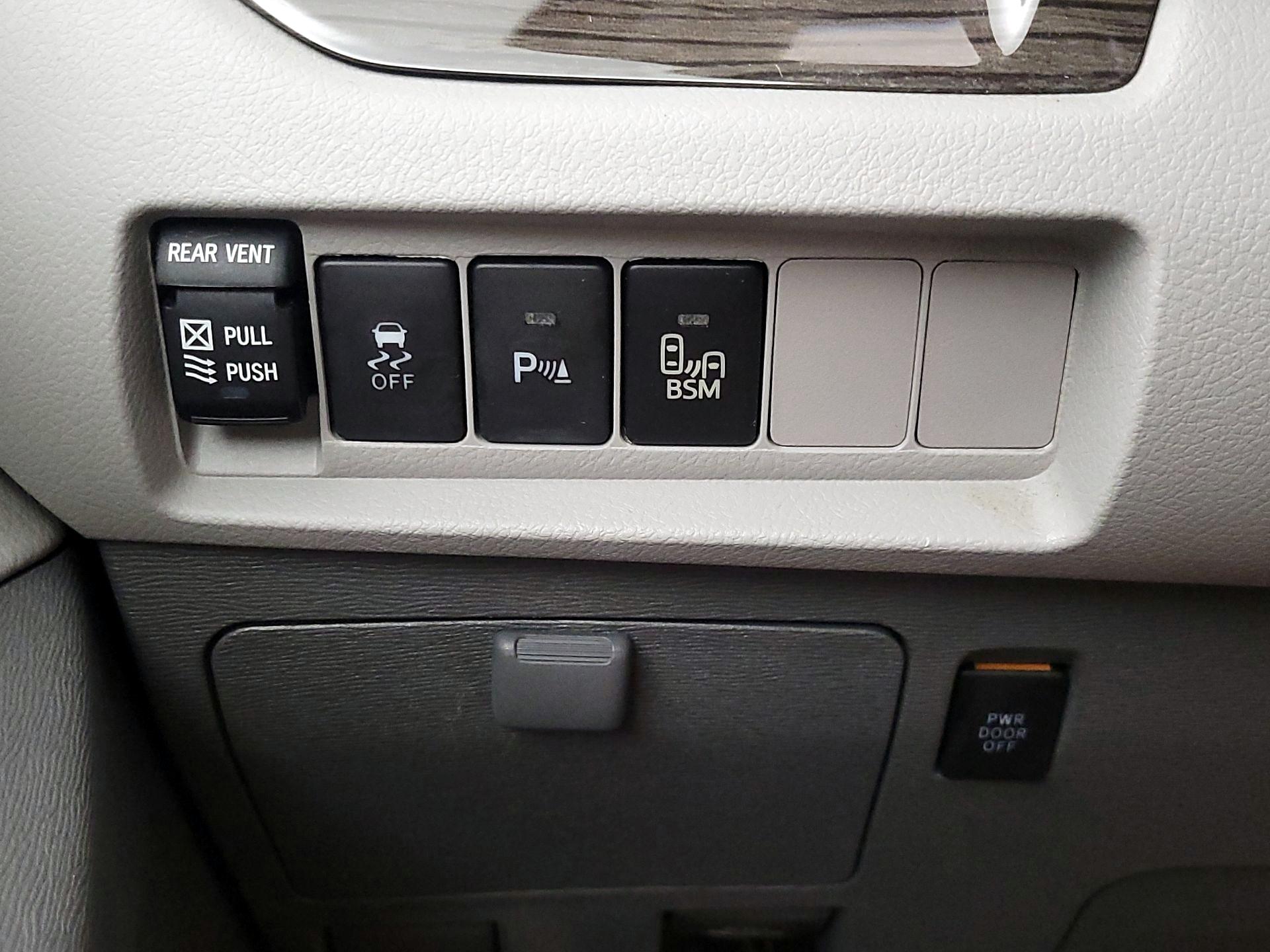 Thumbnail: 2017 Toyota Sienna - 13