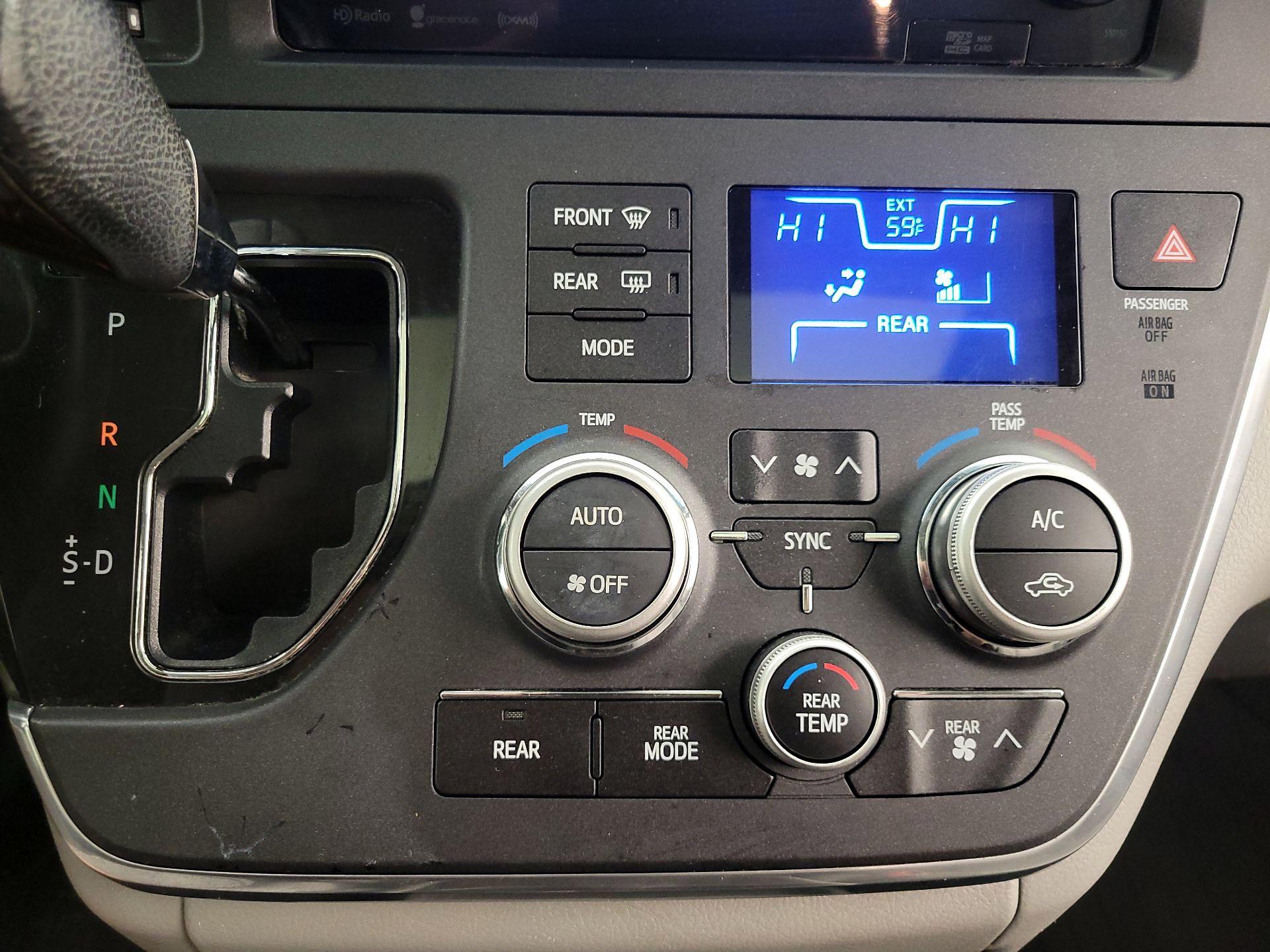 Thumbnail: 2017 Toyota Sienna - 16