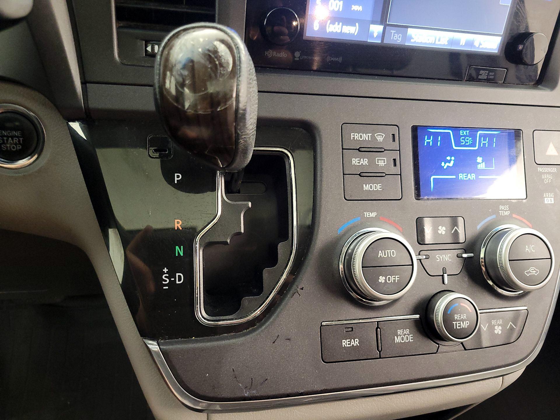 Thumbnail: 2017 Toyota Sienna - 17
