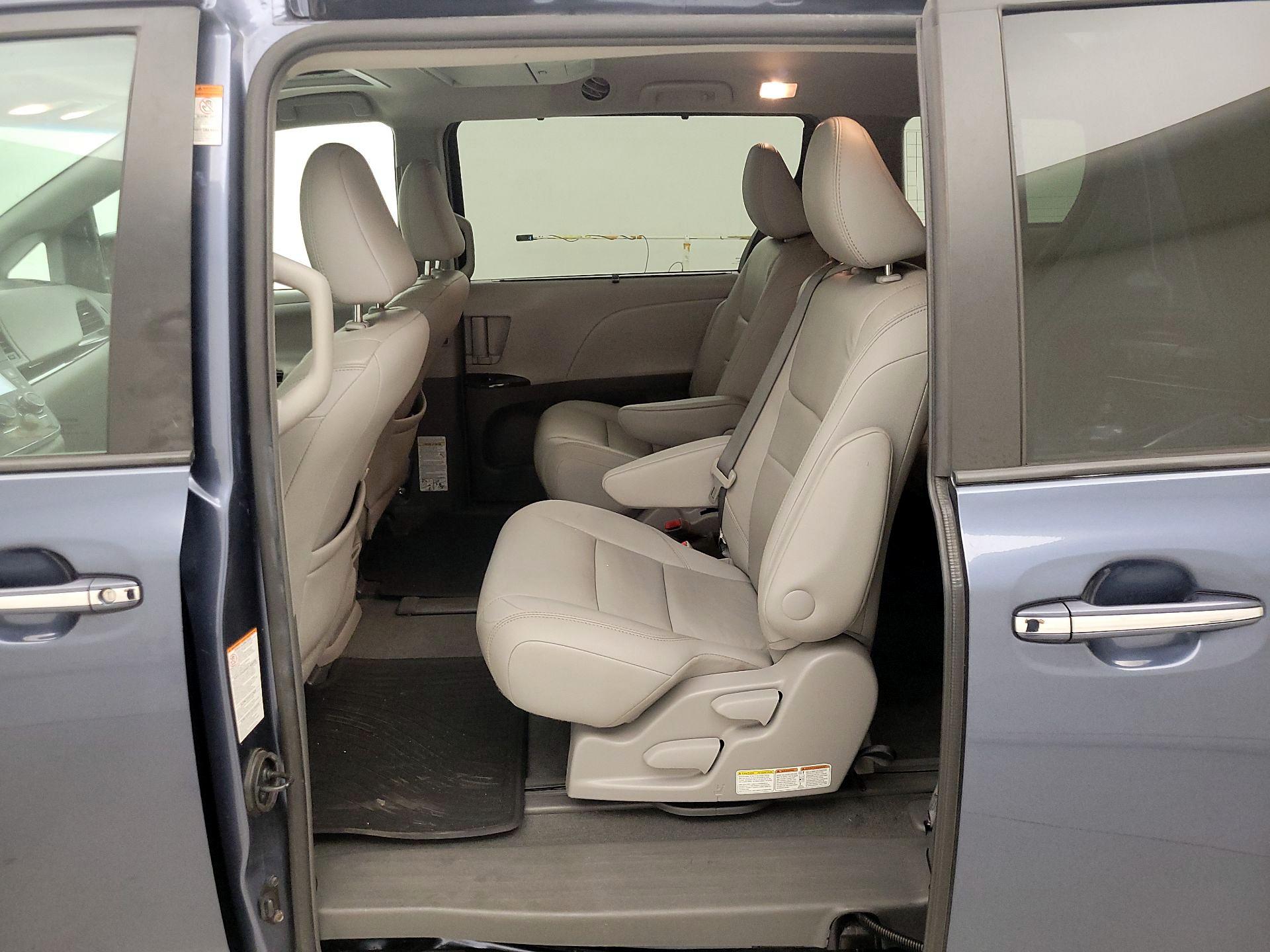 Thumbnail: 2017 Toyota Sienna - 20