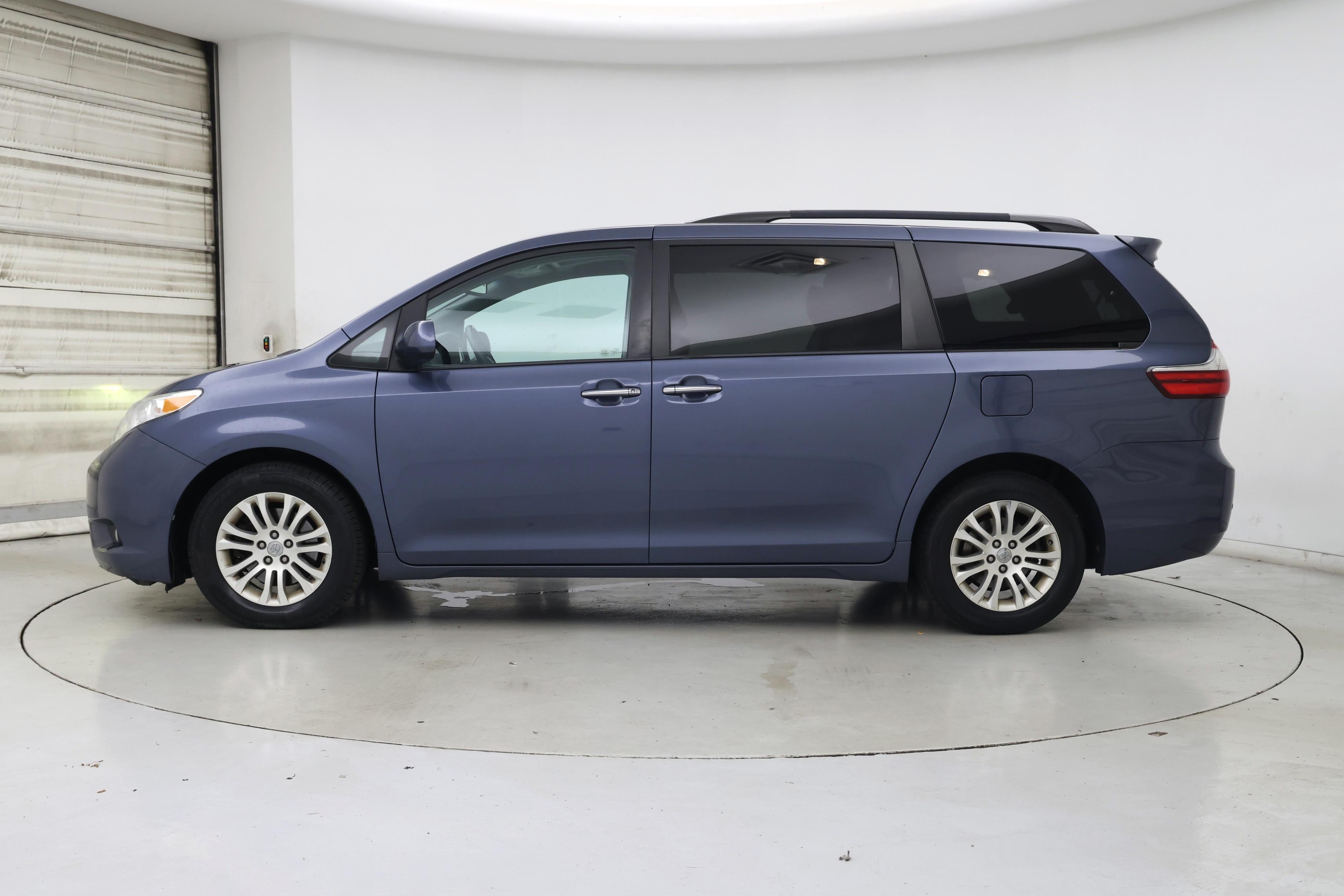 Thumbnail: 2017 Toyota Sienna - 3