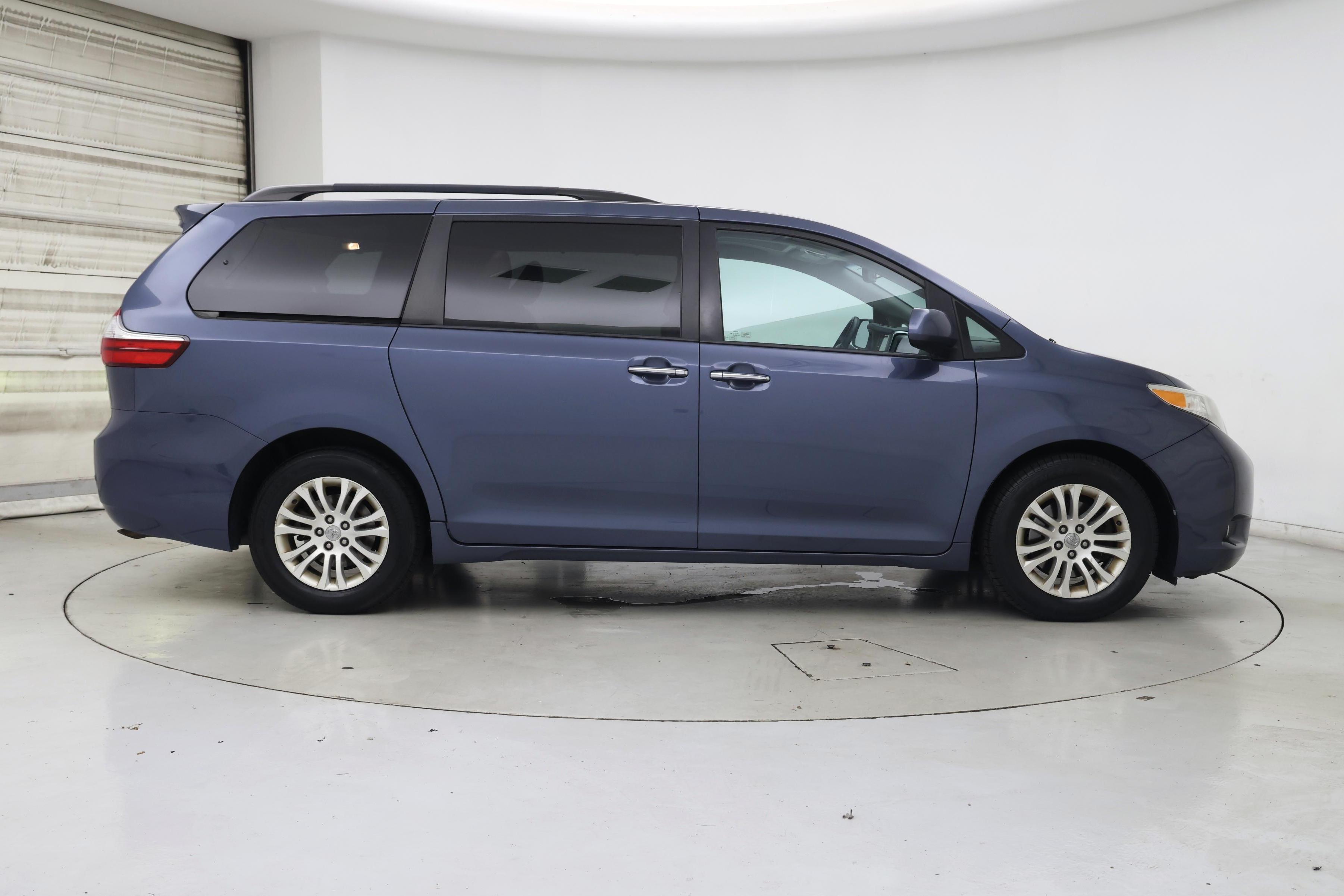 Thumbnail: 2017 Toyota Sienna - 7