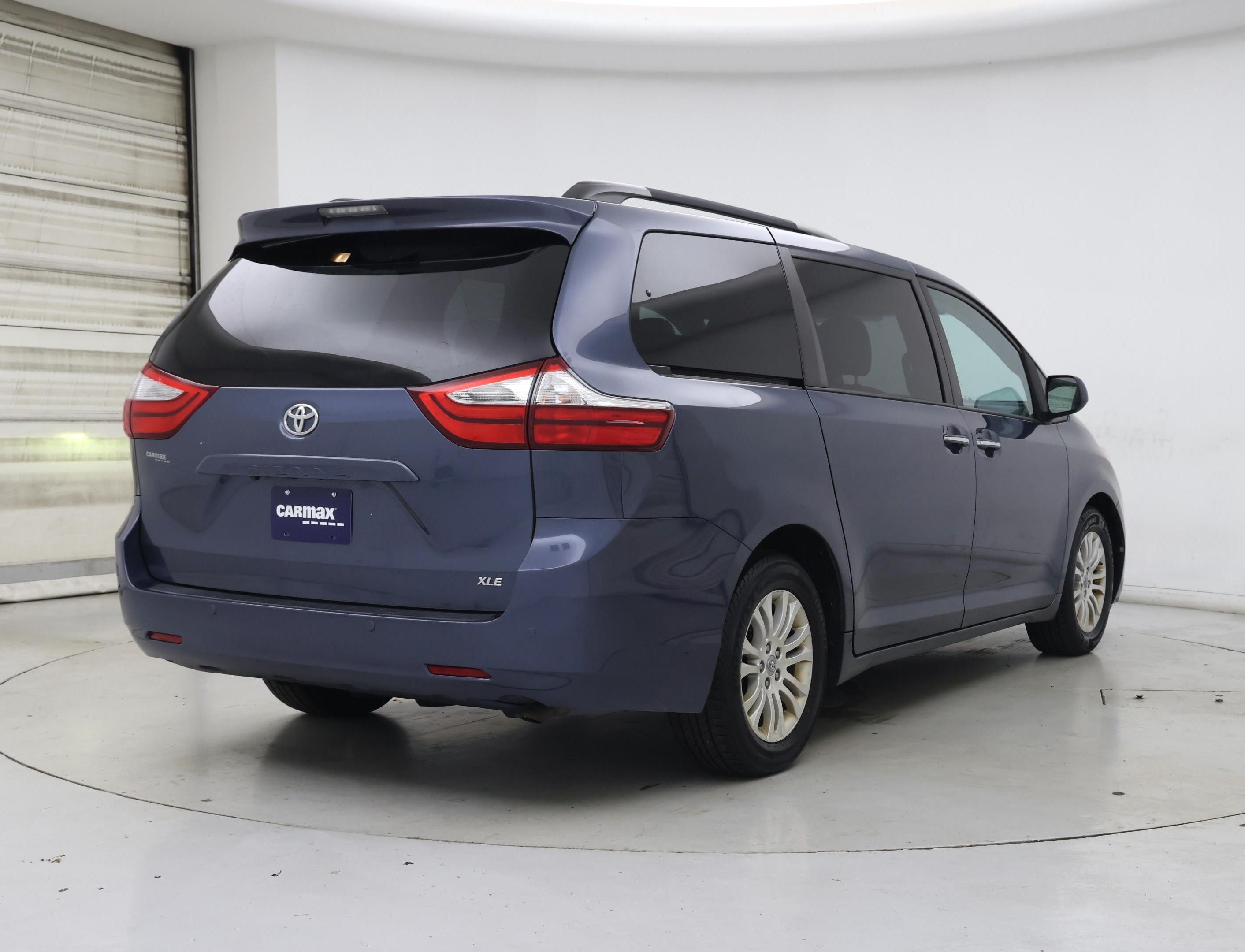 Thumbnail: 2017 Toyota Sienna - 8