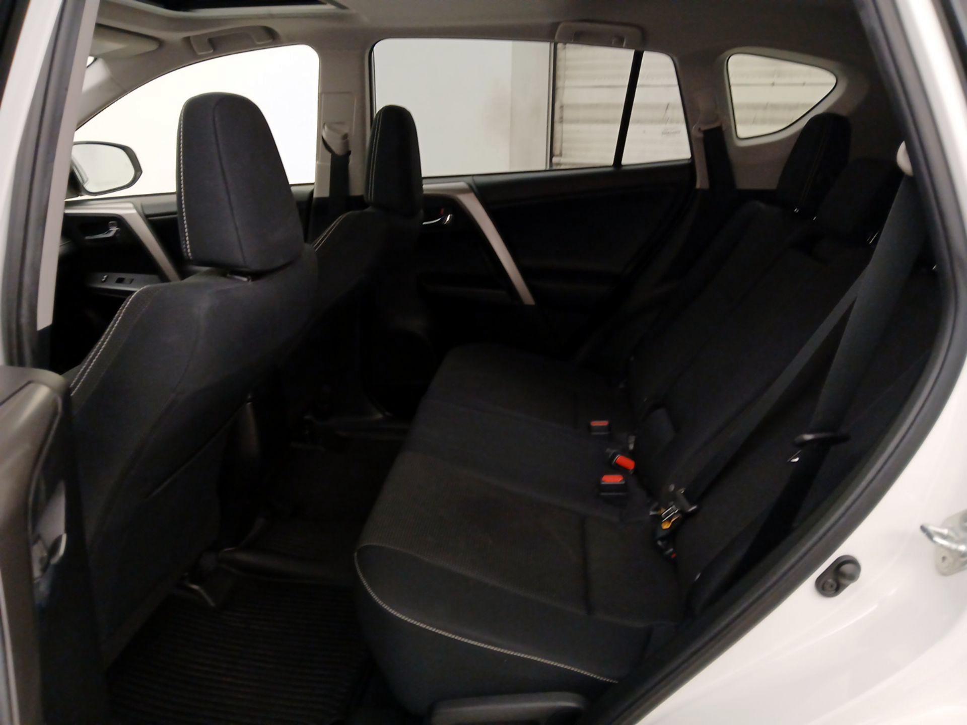 Thumbnail: 2018 Toyota RAV4 - 20