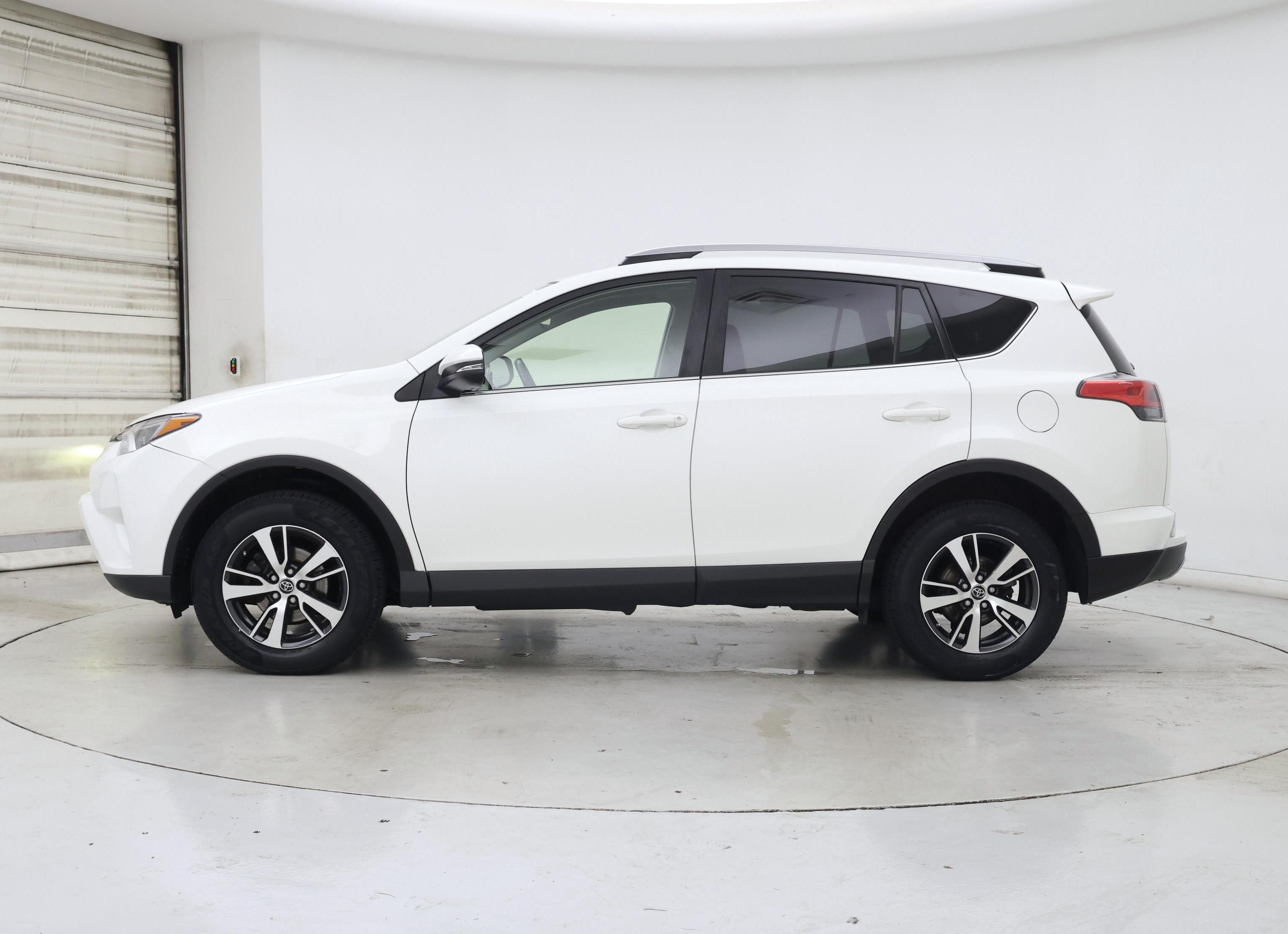 Thumbnail: 2018 Toyota RAV4 - 3
