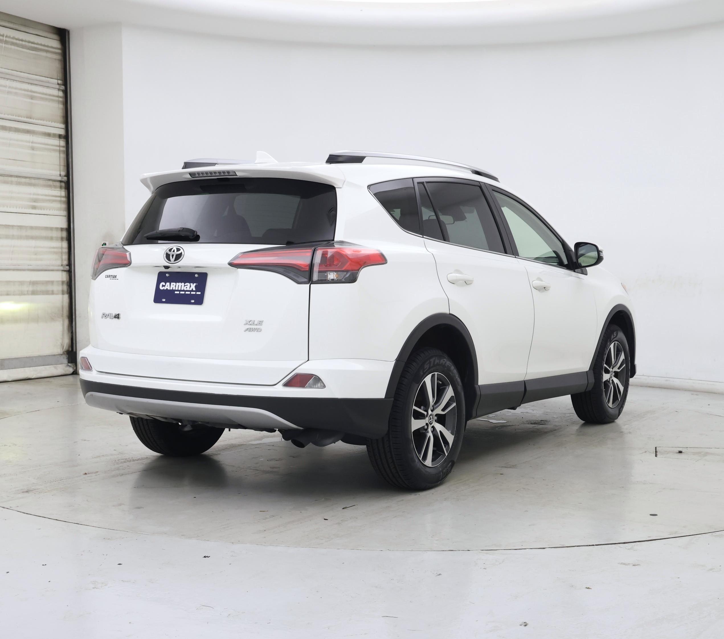 Thumbnail: 2018 Toyota RAV4 - 8