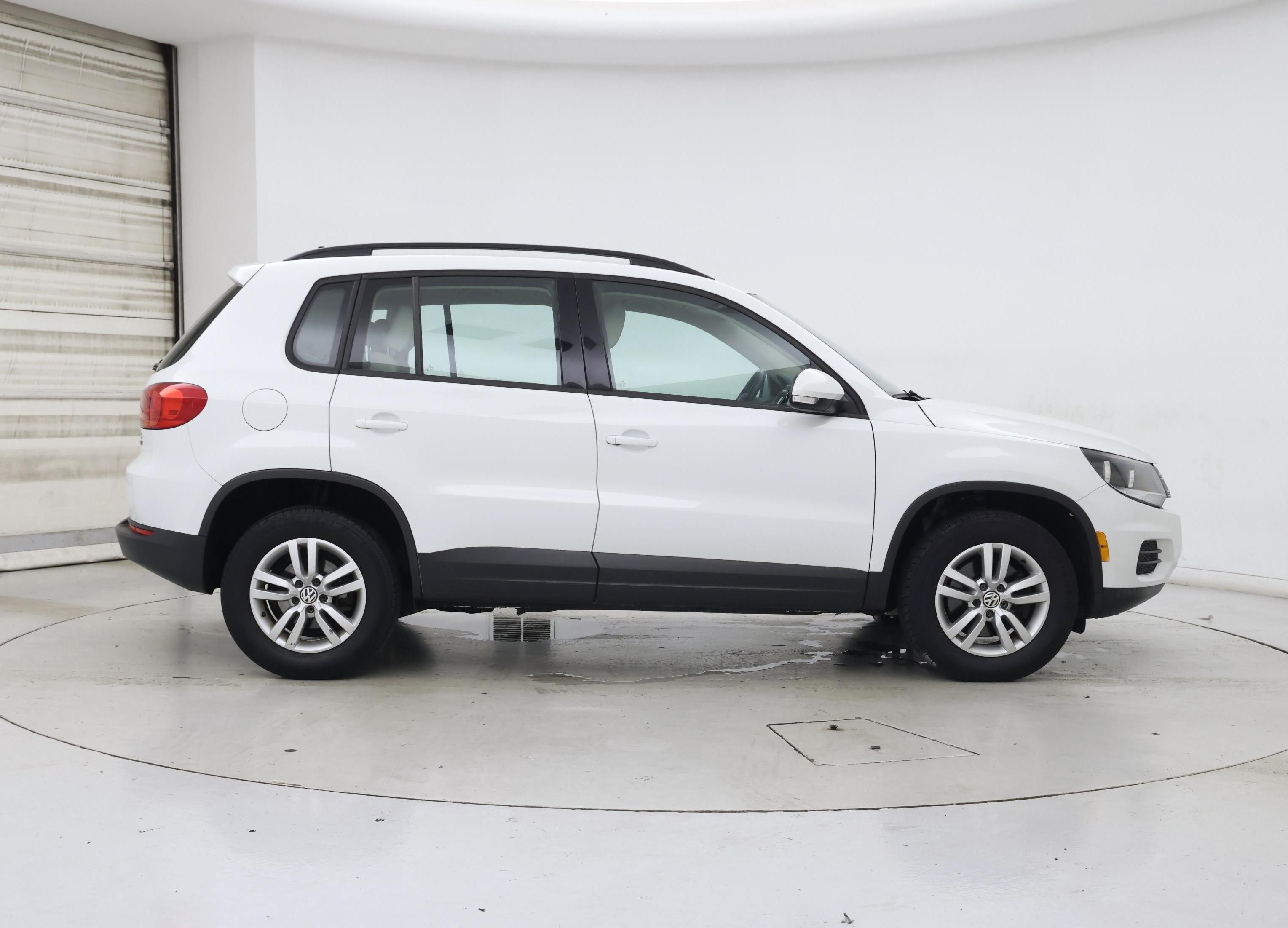 Thumbnail: 2017 Volkswagen Tiguan - 7