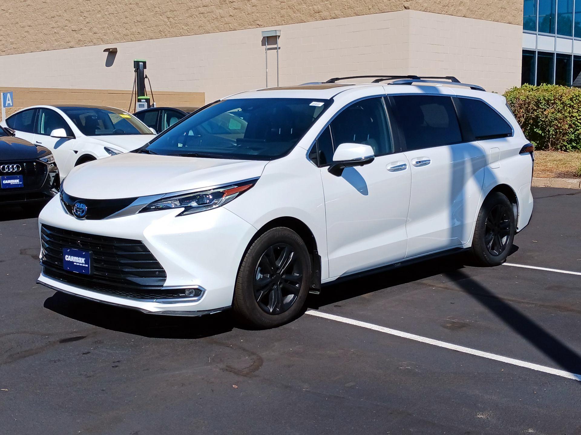 Thumbnail: 2025 Toyota Sienna - 3