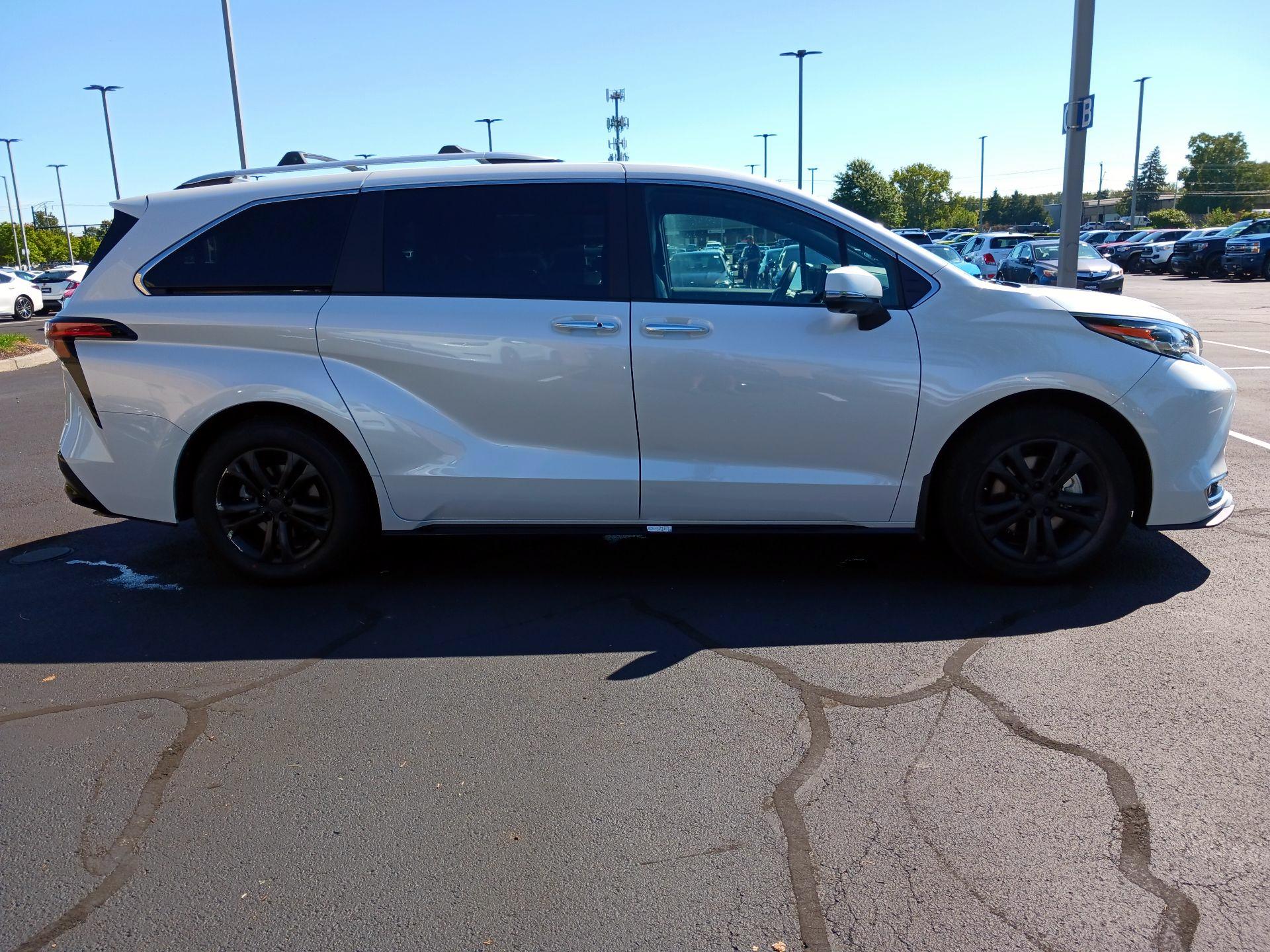 Thumbnail: 2025 Toyota Sienna - 4
