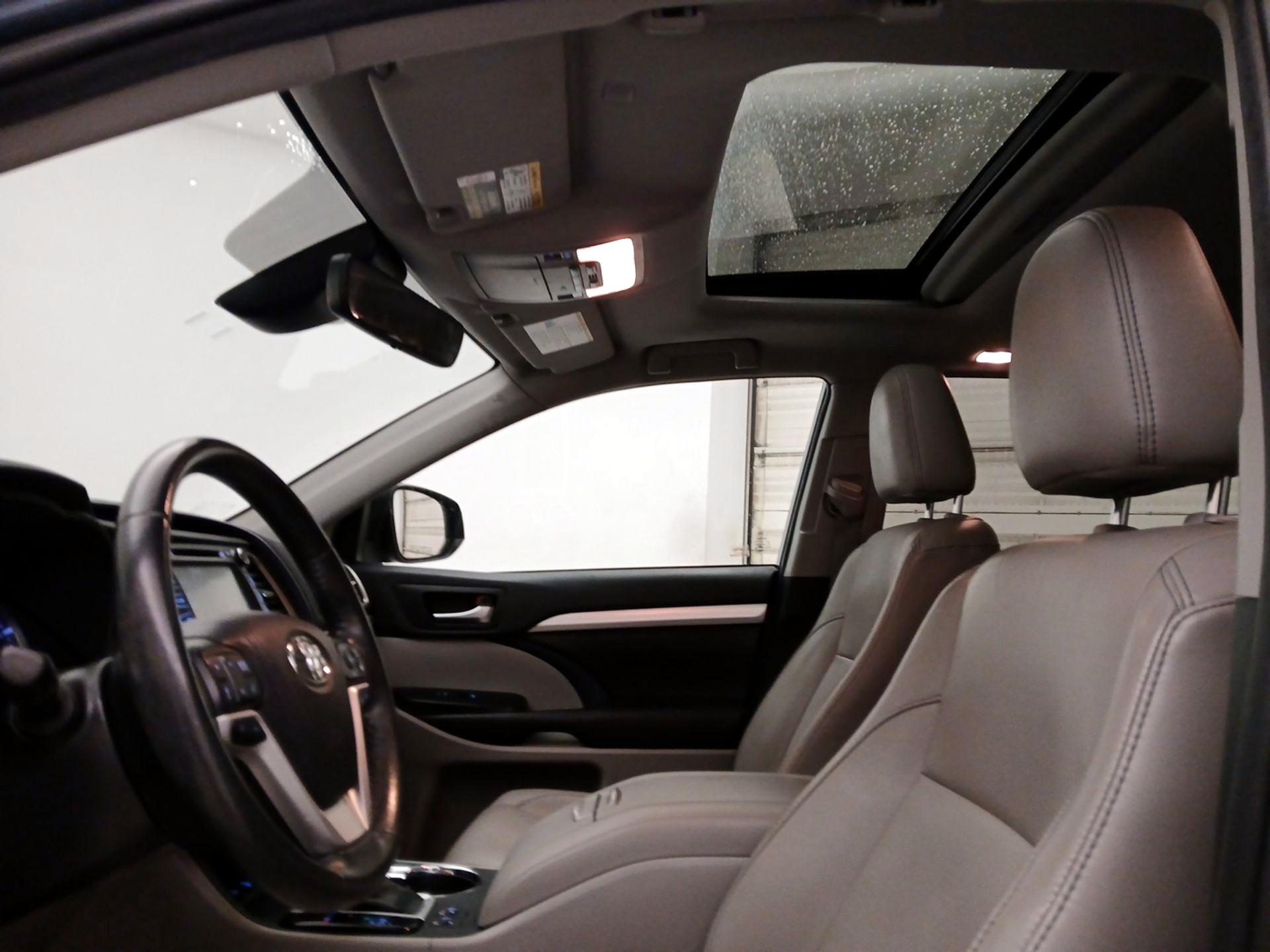 Thumbnail: 2019 Toyota Highlander - 19