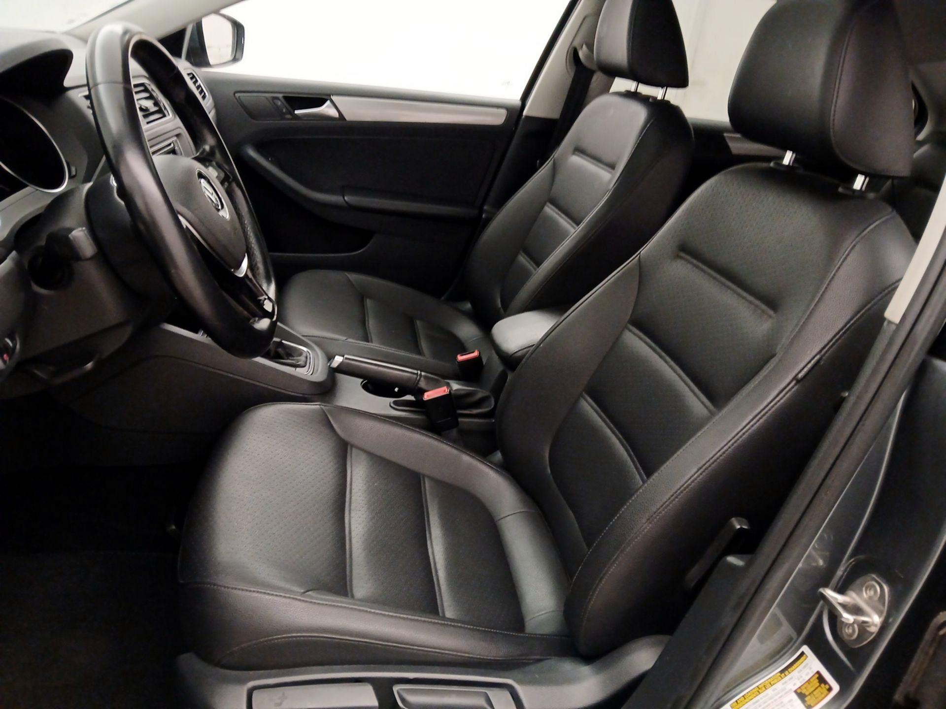 Thumbnail: 2017 Volkswagen Jetta - 9