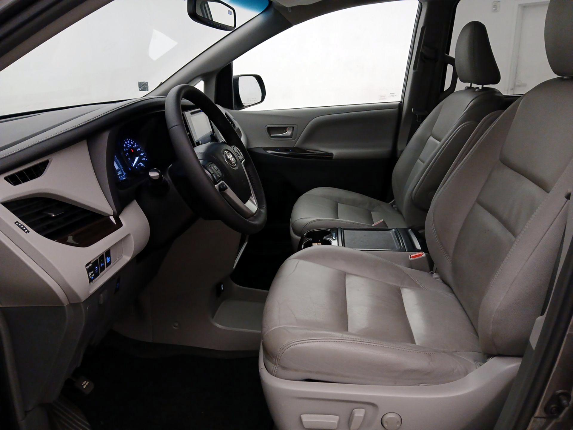 Thumbnail: 2017 Toyota Sienna - 9