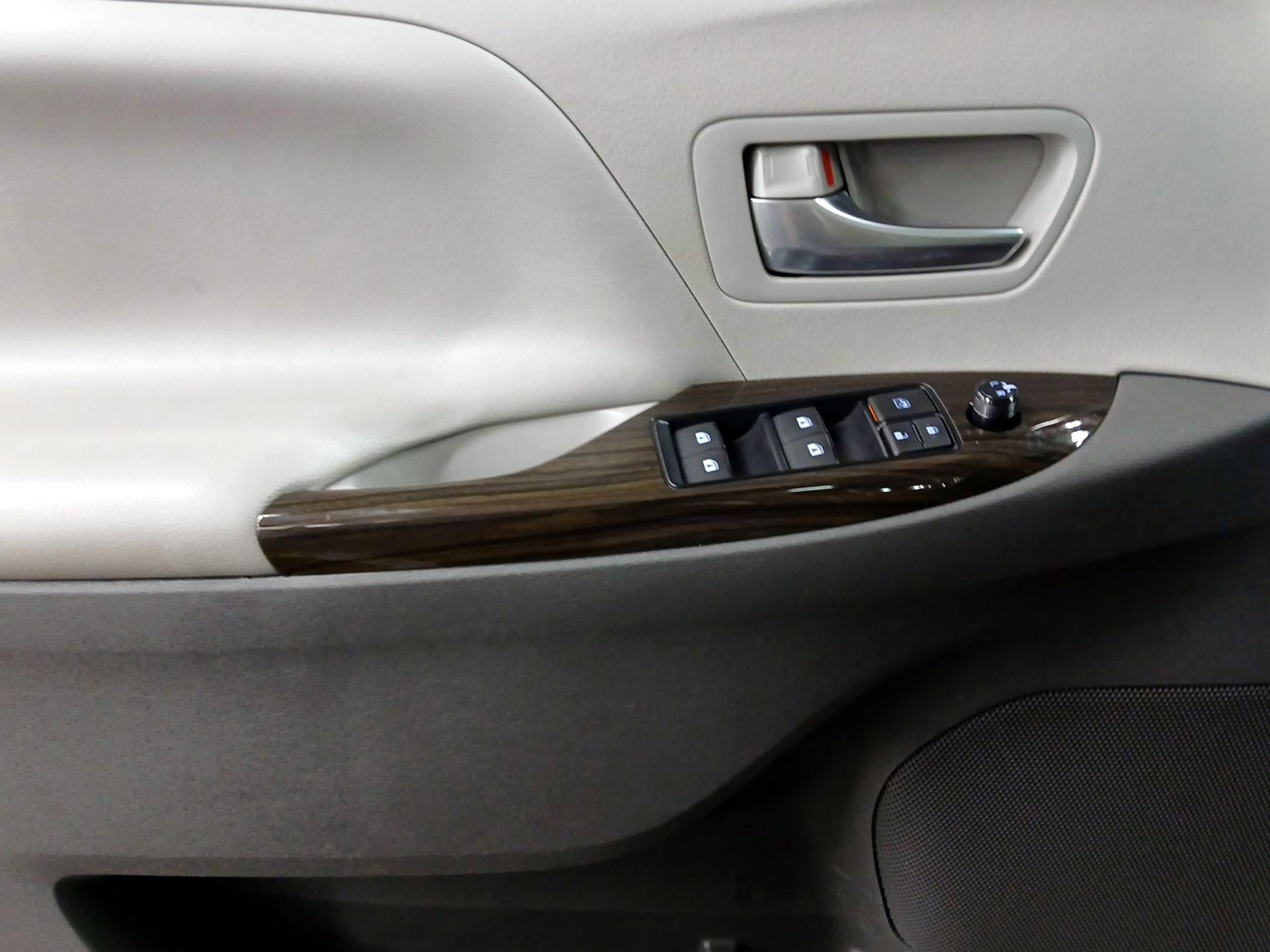 Thumbnail: 2017 Toyota Sienna - 10
