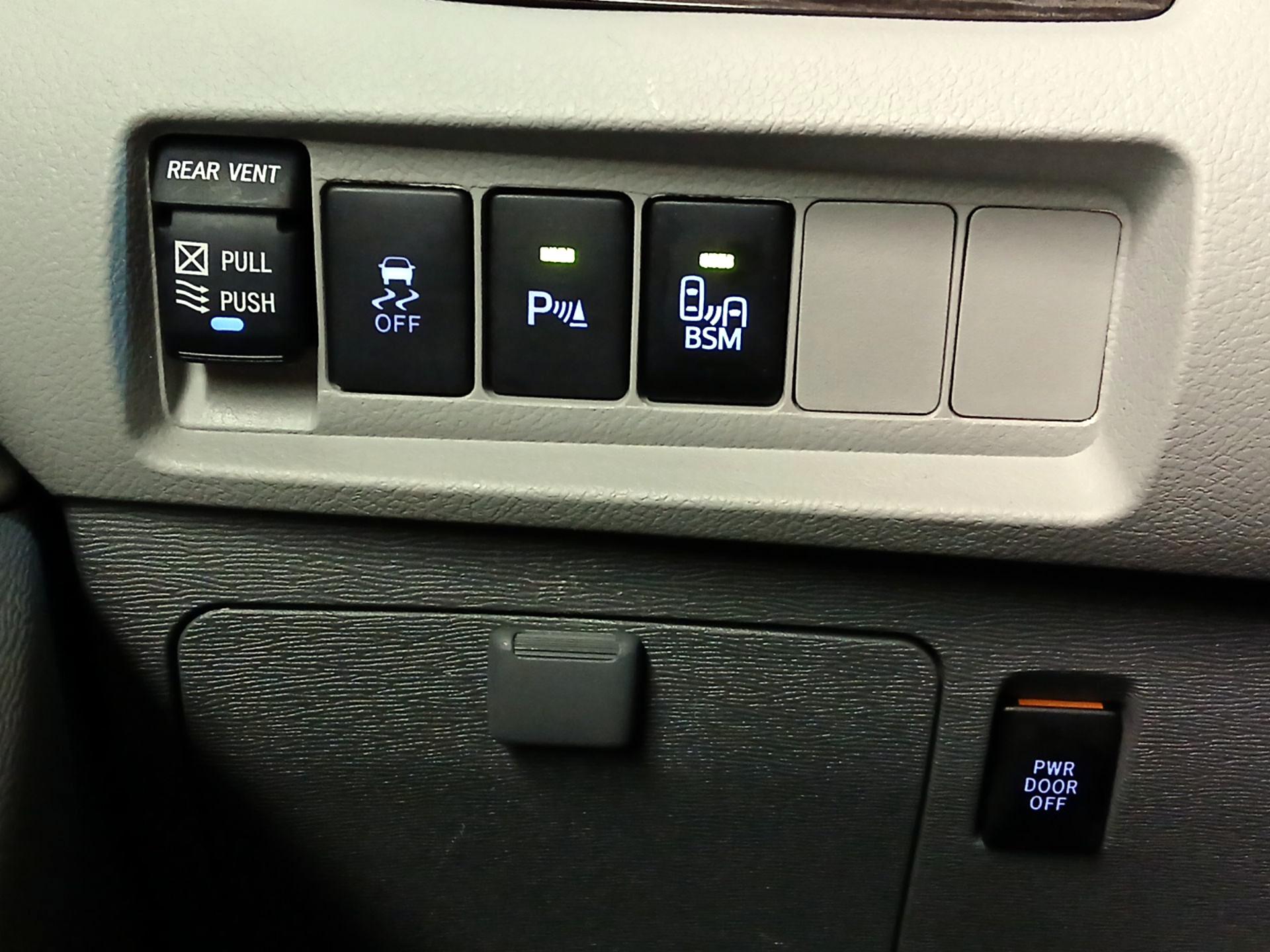 Thumbnail: 2017 Toyota Sienna - 11