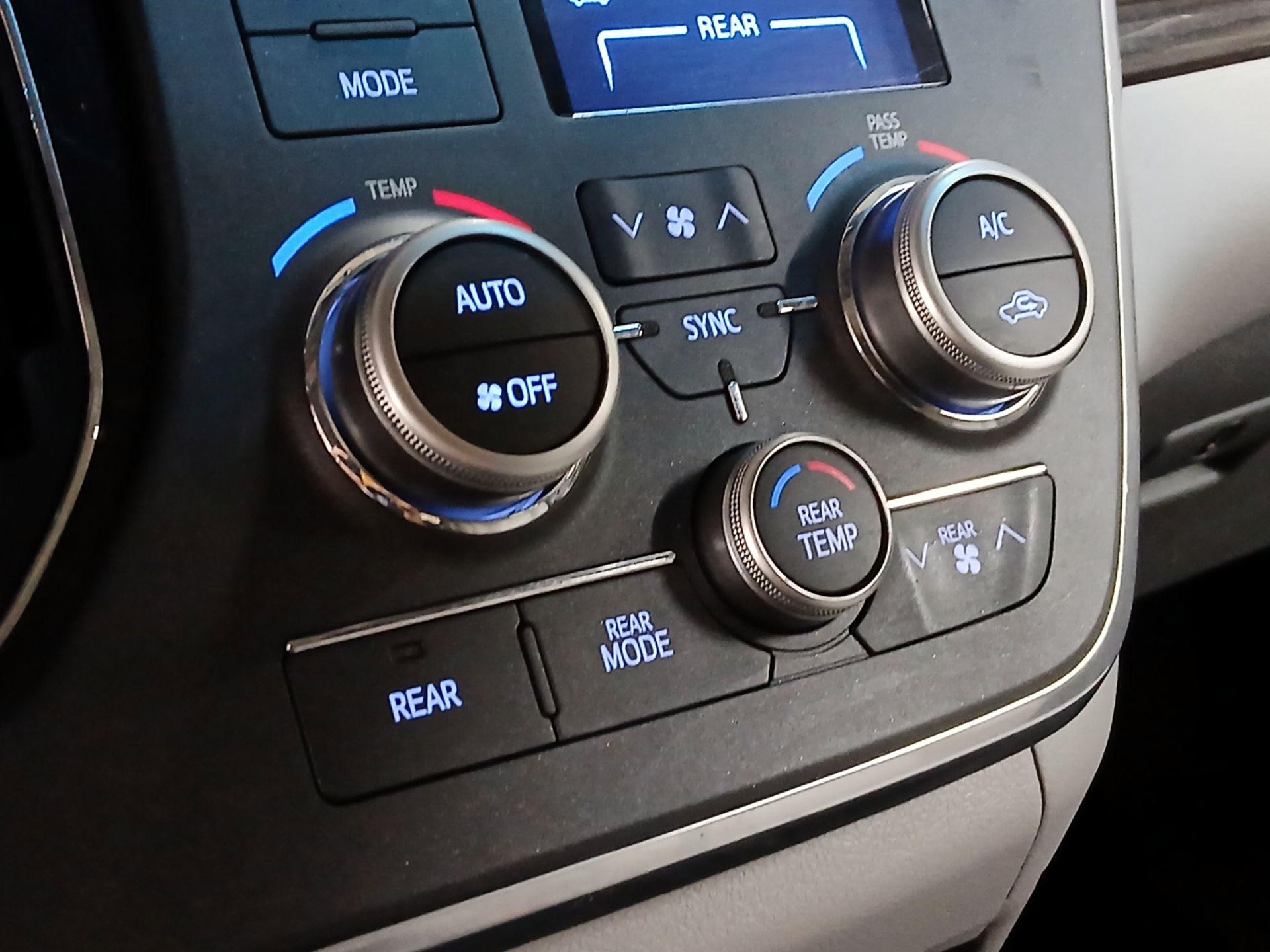 Thumbnail: 2017 Toyota Sienna - 14