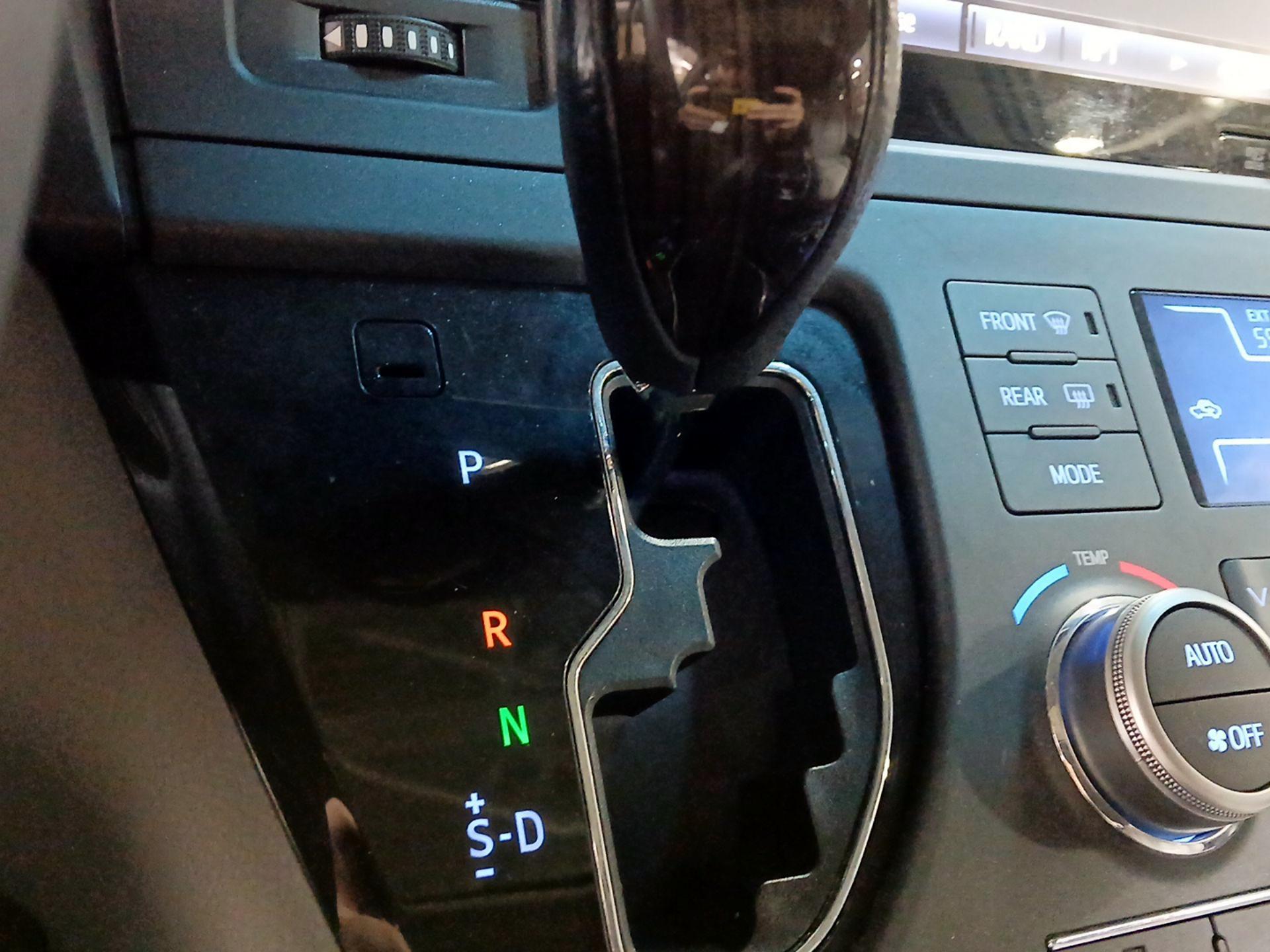 Thumbnail: 2017 Toyota Sienna - 15