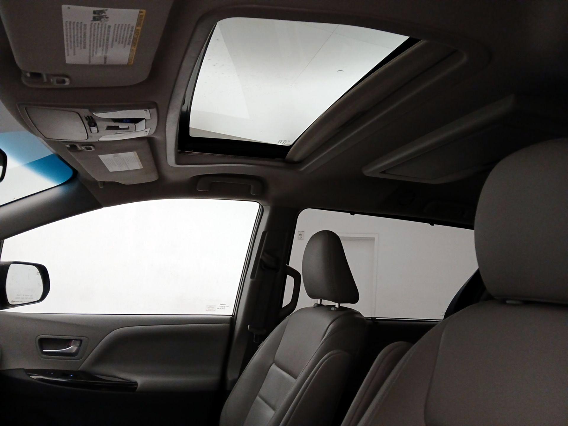 Thumbnail: 2017 Toyota Sienna - 16
