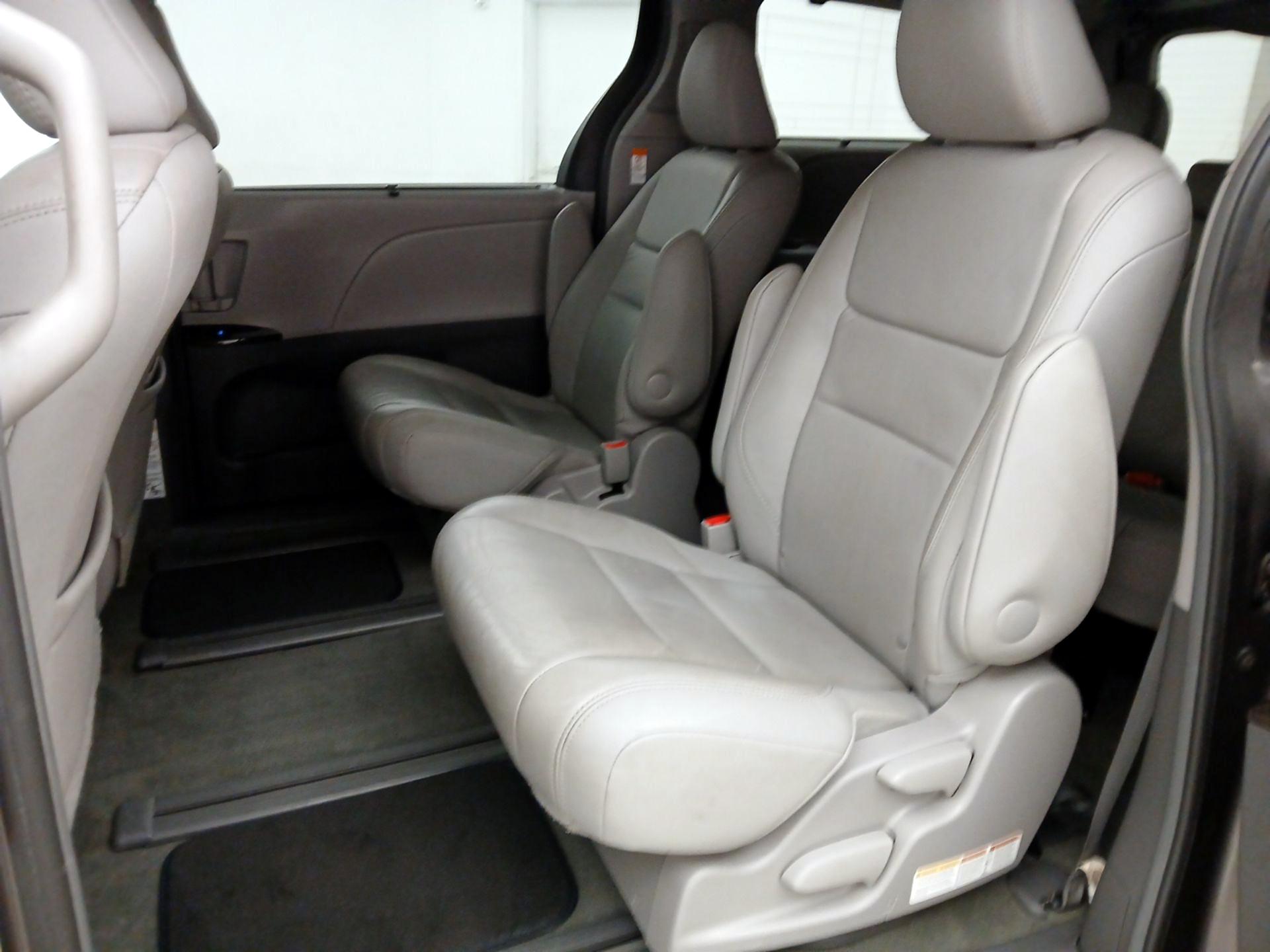 Thumbnail: 2017 Toyota Sienna - 17