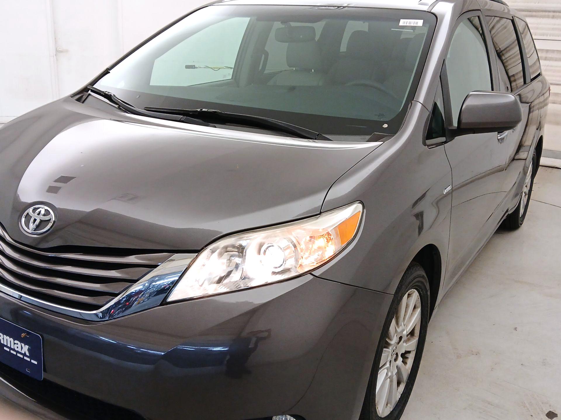 Thumbnail: 2017 Toyota Sienna - 3