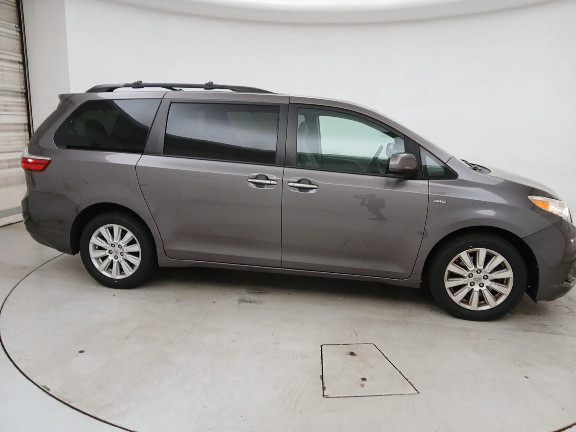 Thumbnail: 2017 Toyota Sienna - 4