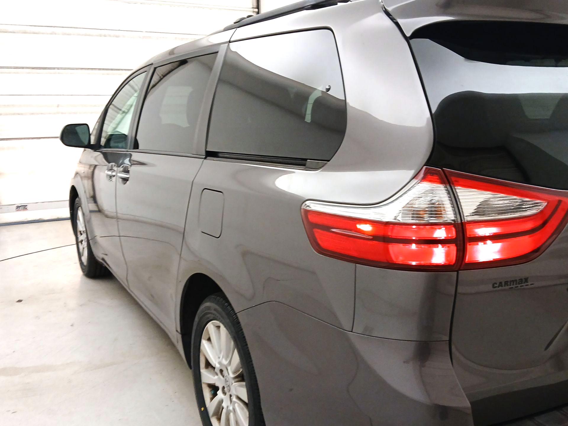 Thumbnail: 2017 Toyota Sienna - 6