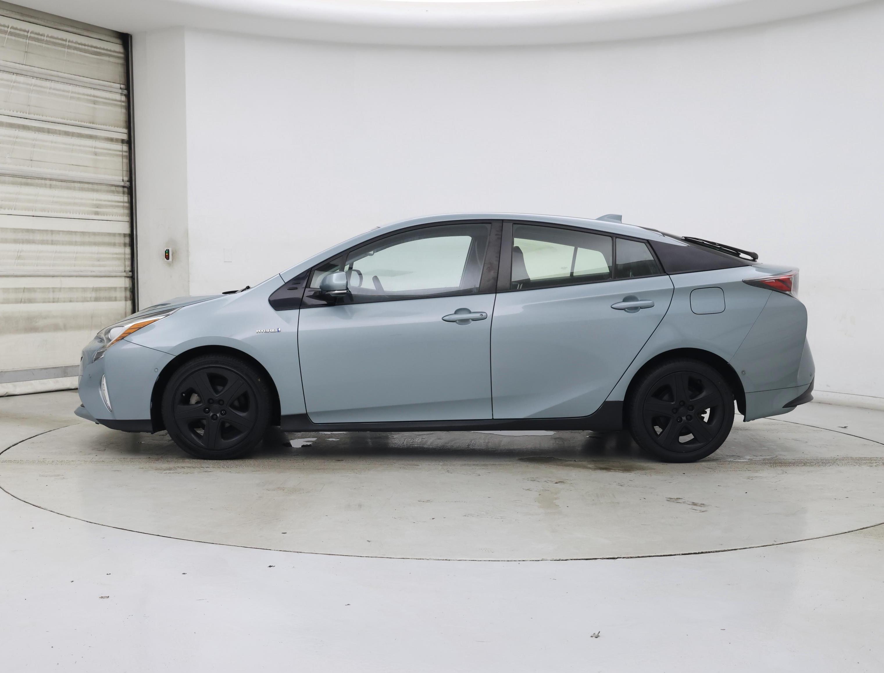 Thumbnail: 2017 Toyota Prius - 3