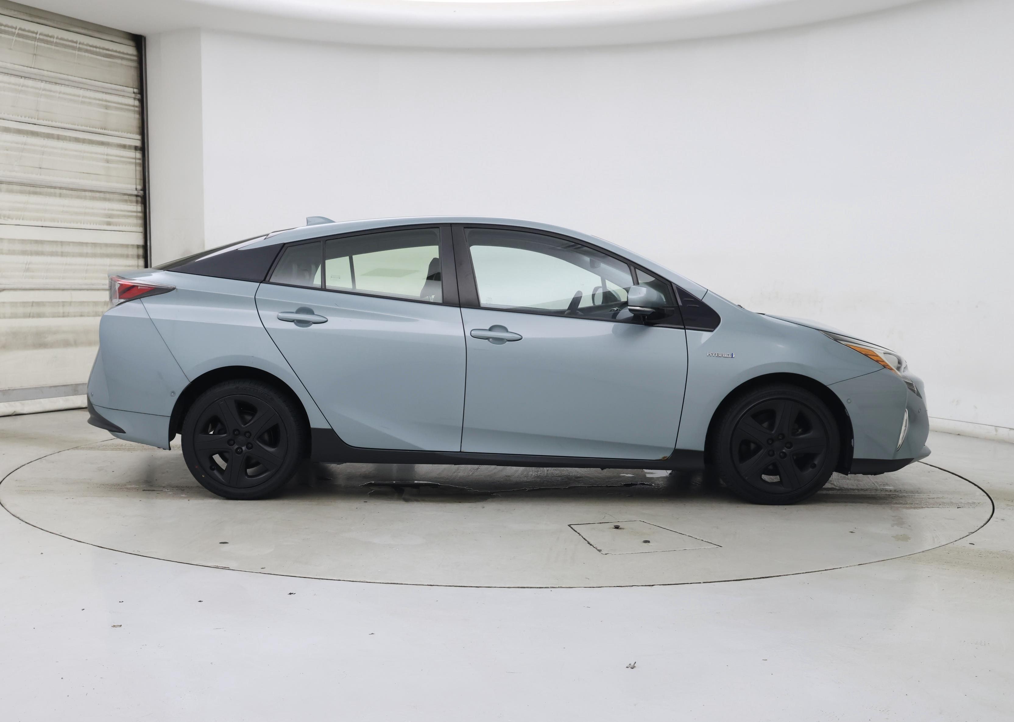Thumbnail: 2017 Toyota Prius - 7