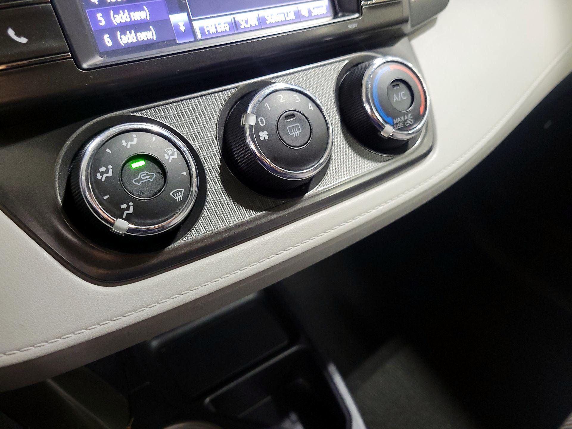 Thumbnail: 2015 Toyota RAV4 - 16