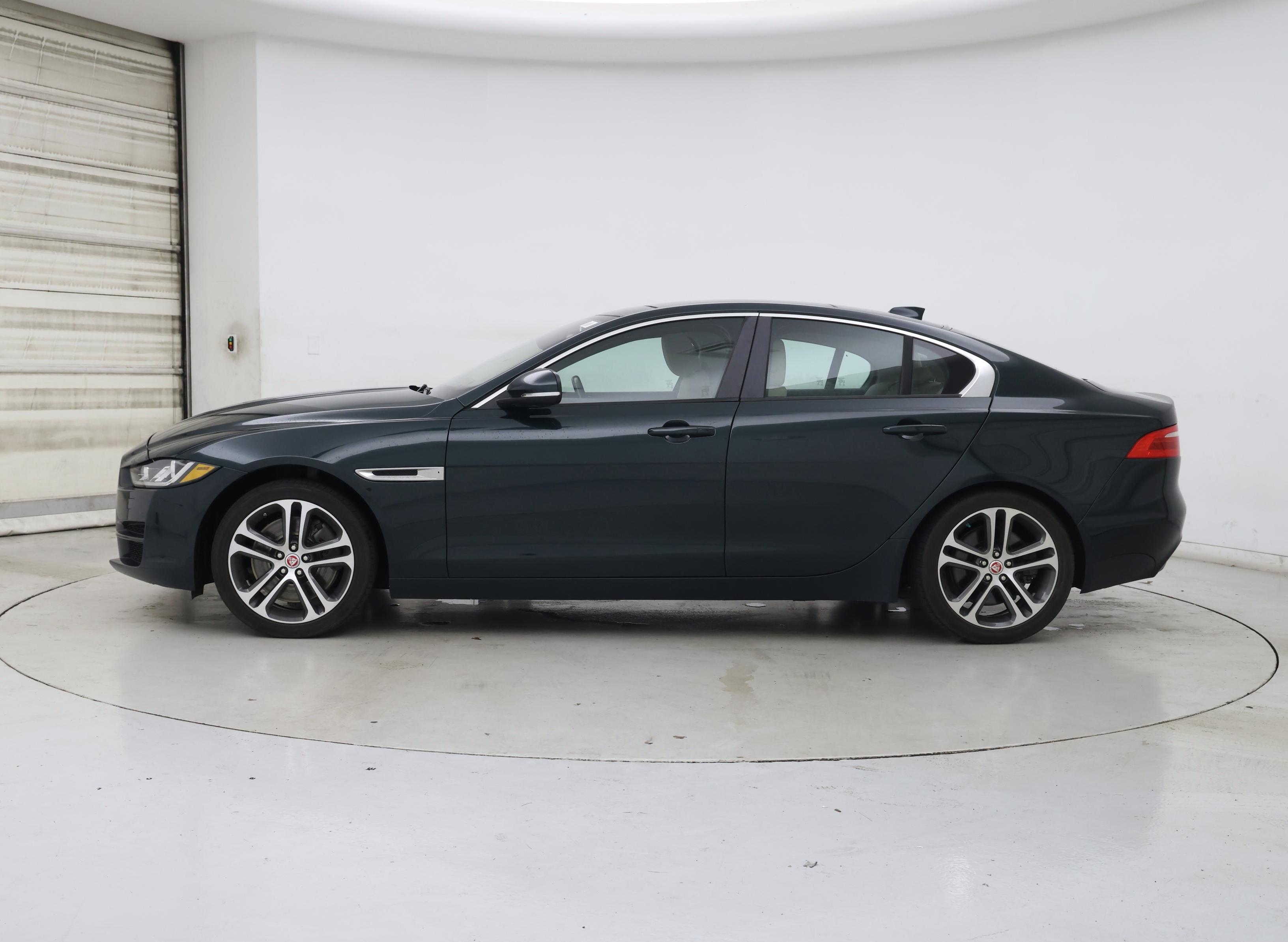 Thumbnail: 2017 Jaguar XE - 3