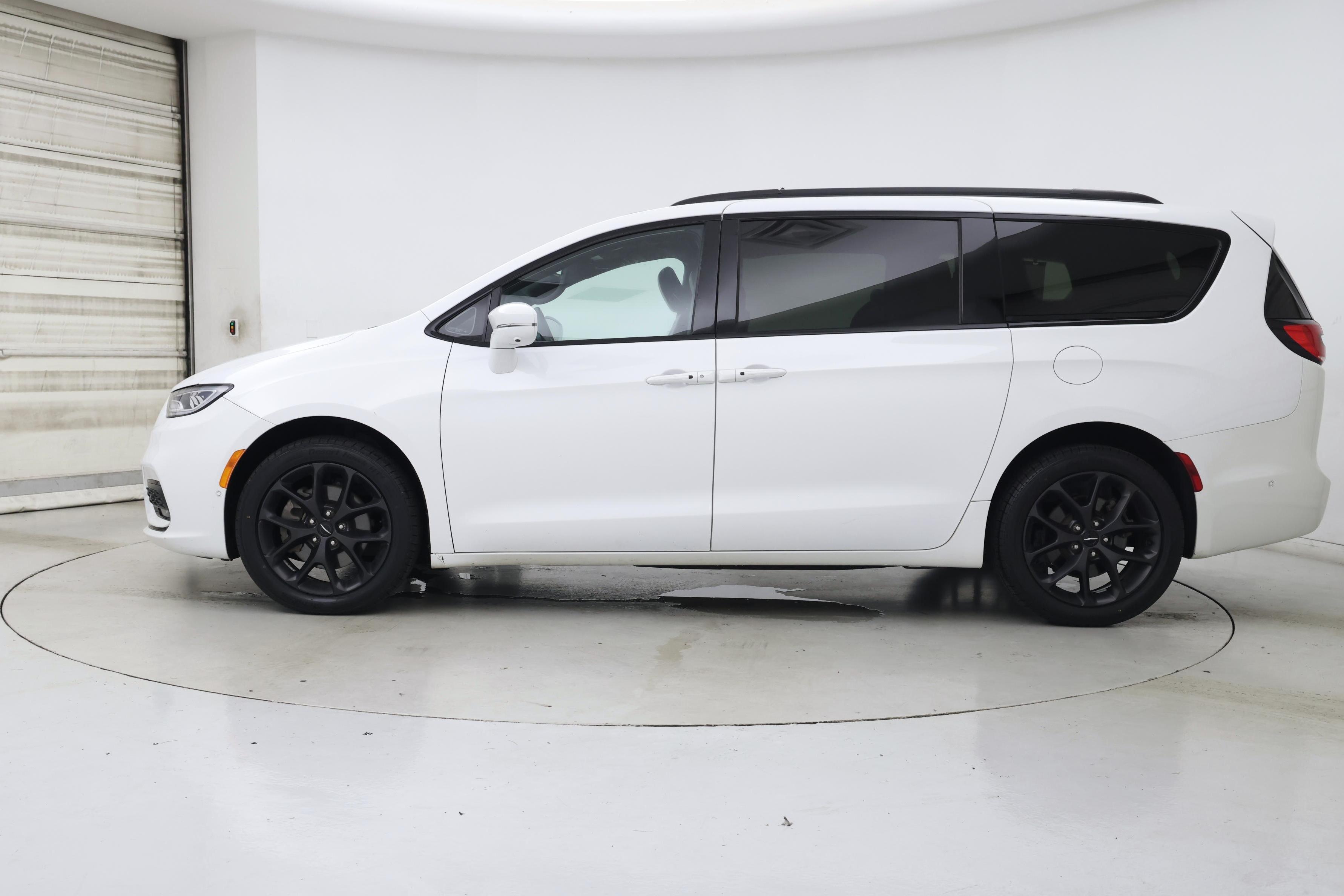Thumbnail: 2022 Chrysler Pacifica - 3