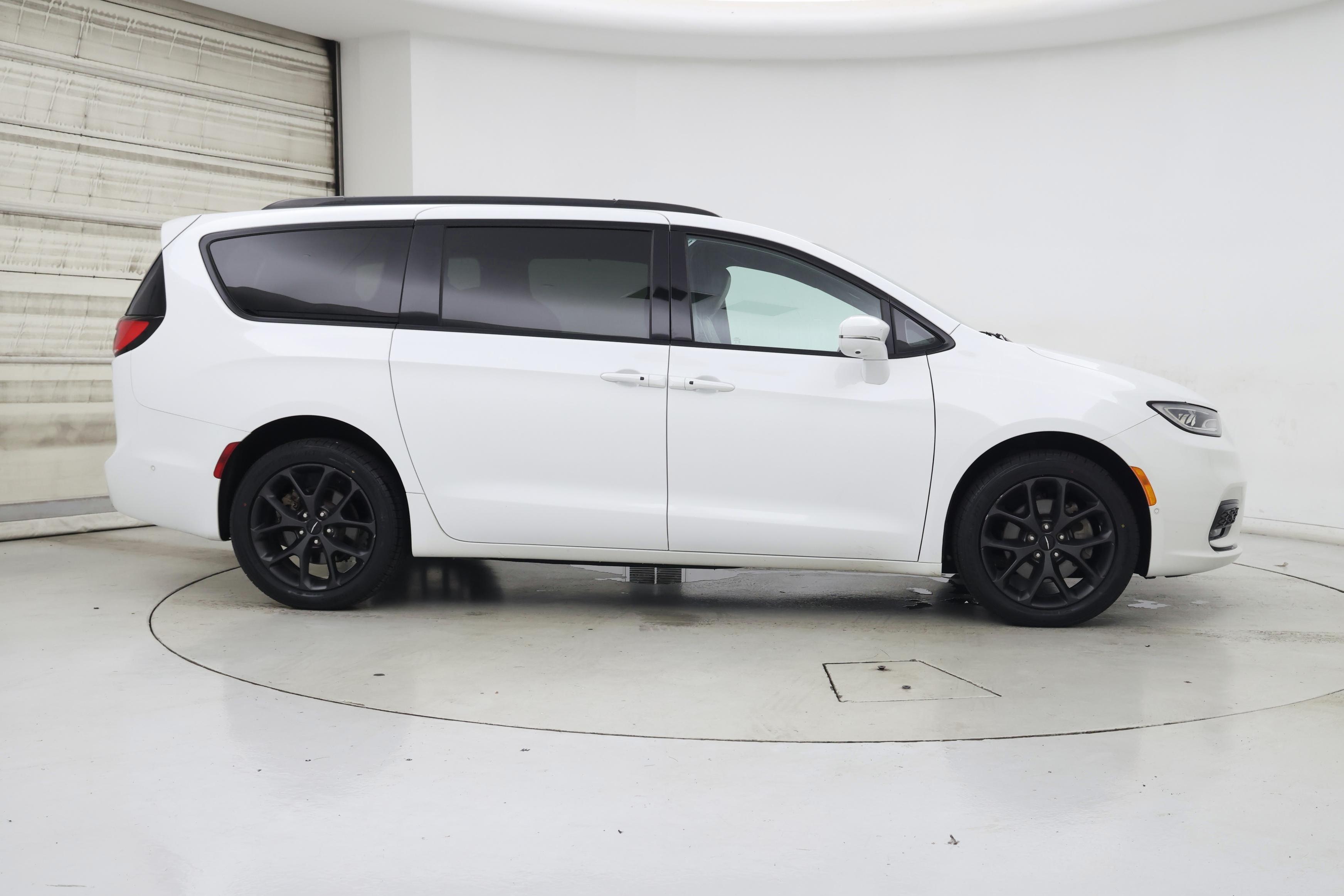 Thumbnail: 2022 Chrysler Pacifica - 7