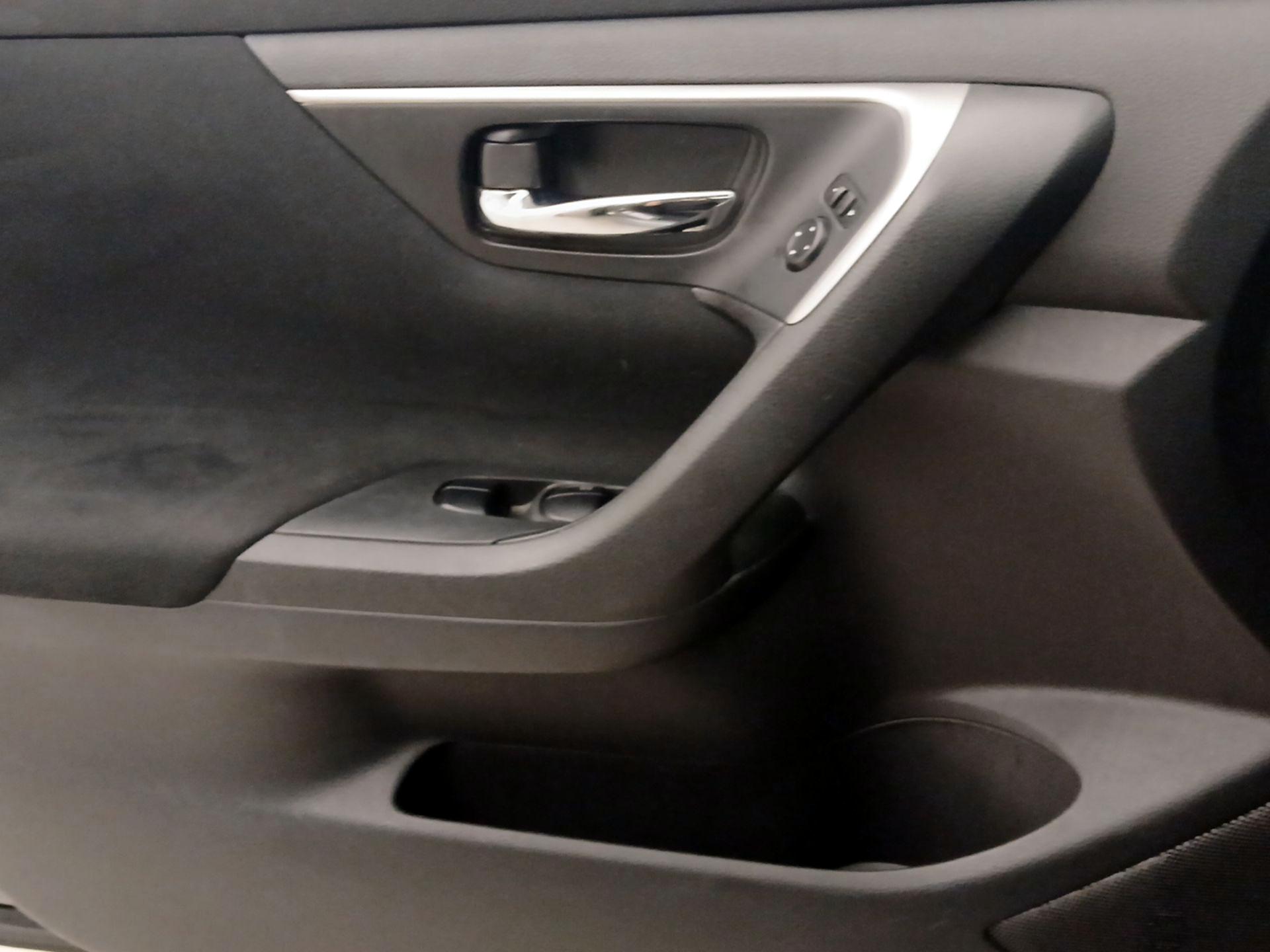 Thumbnail: 2015 Nissan Altima - 12