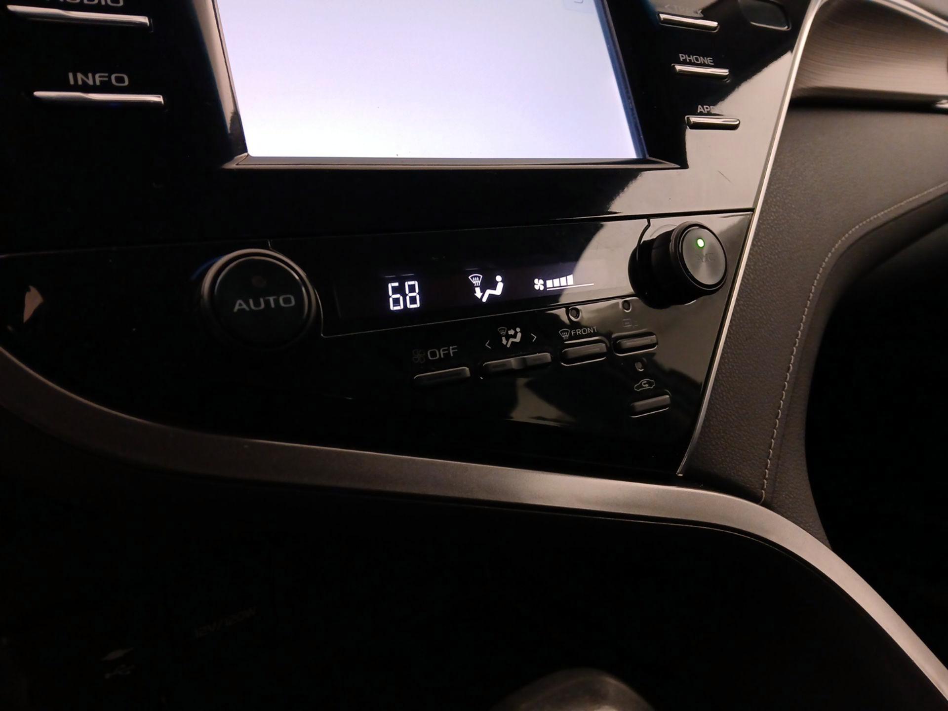 Thumbnail: 2018 Toyota Camry - 16