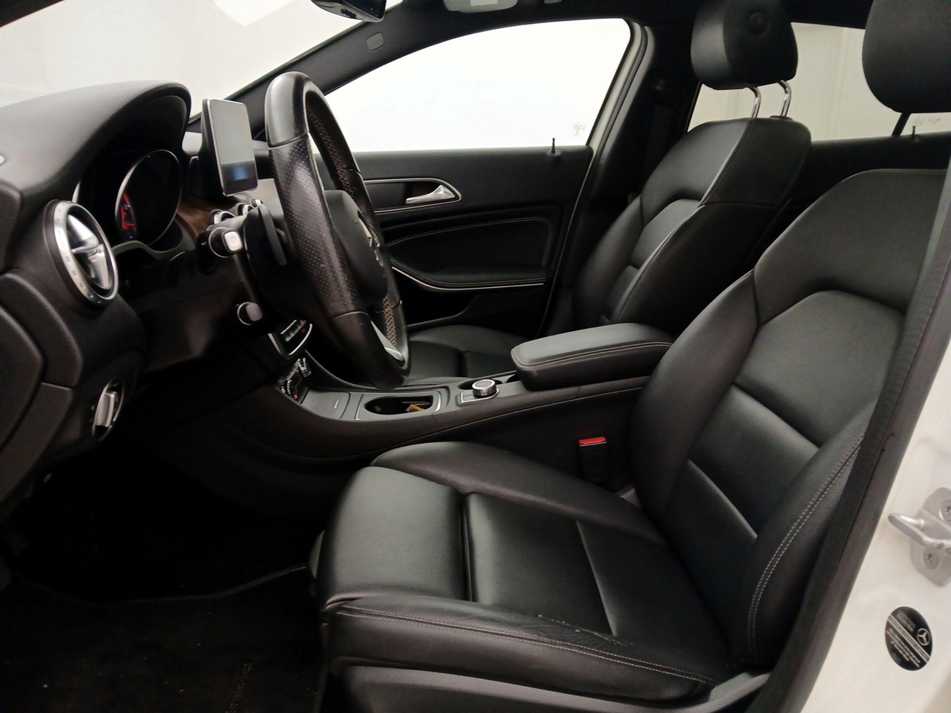 Thumbnail: 2016 Mercedes-Benz GLA - 9