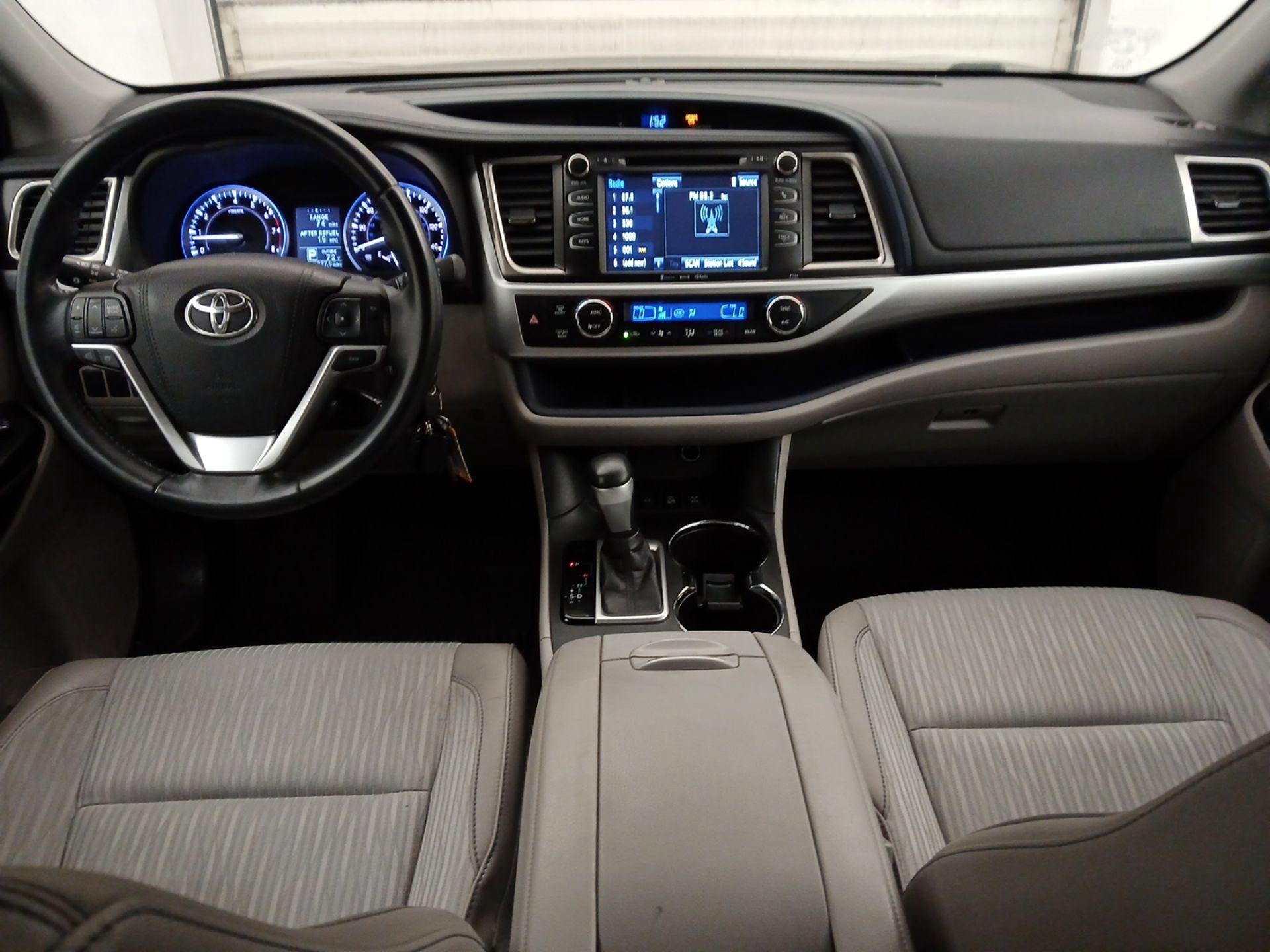 Thumbnail: 2016 Toyota Highlander - 9