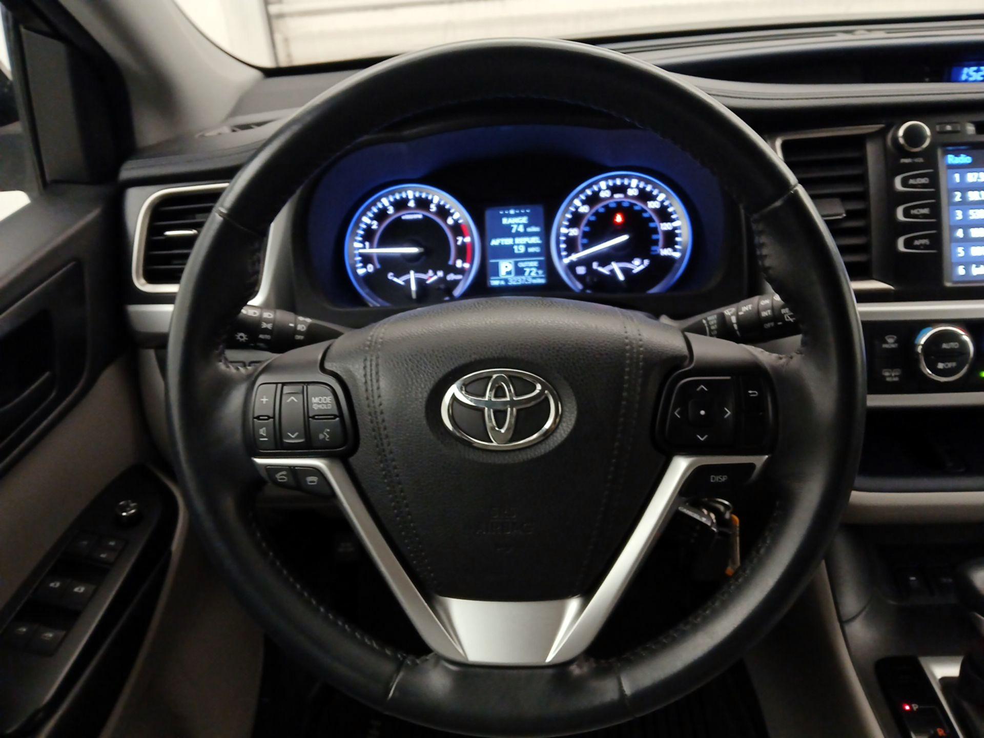 Thumbnail: 2016 Toyota Highlander - 10