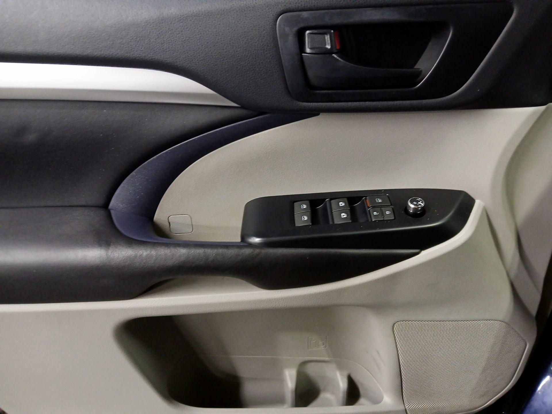 Thumbnail: 2016 Toyota Highlander - 12