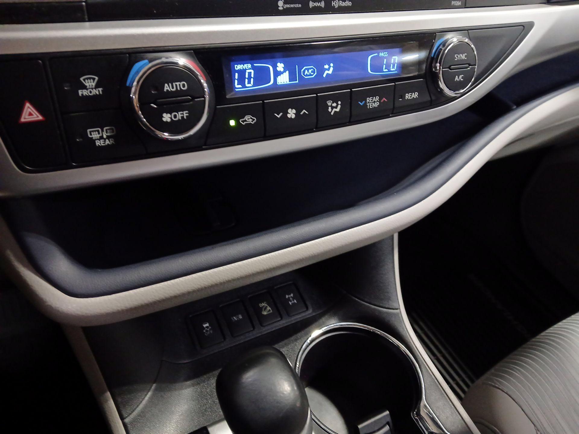 Thumbnail: 2016 Toyota Highlander - 16