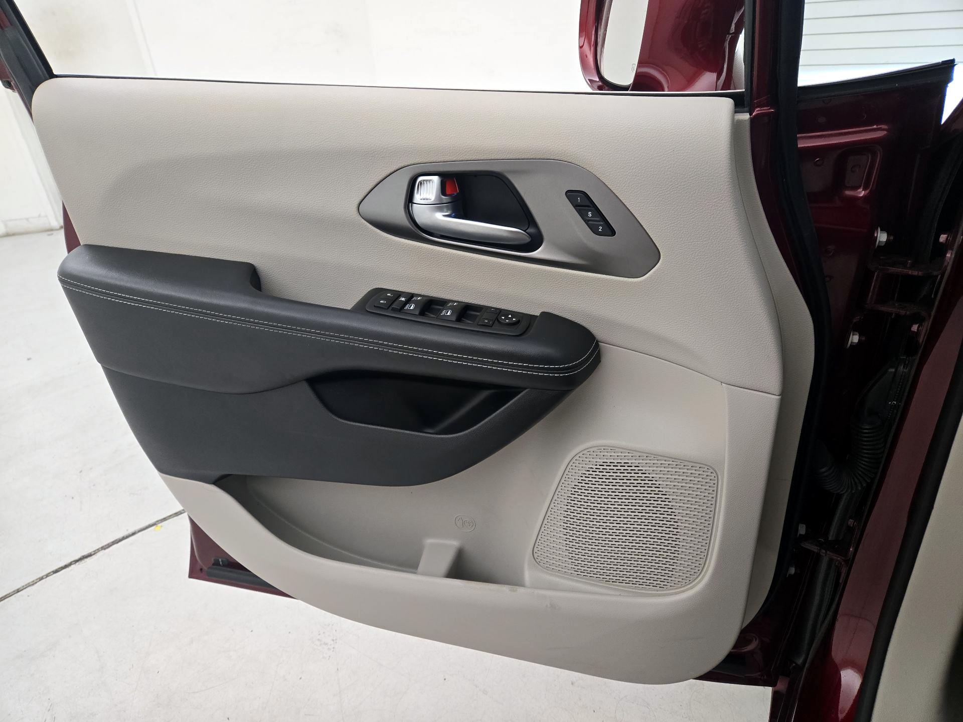 Thumbnail: 2021 Chrysler Pacifica - 12