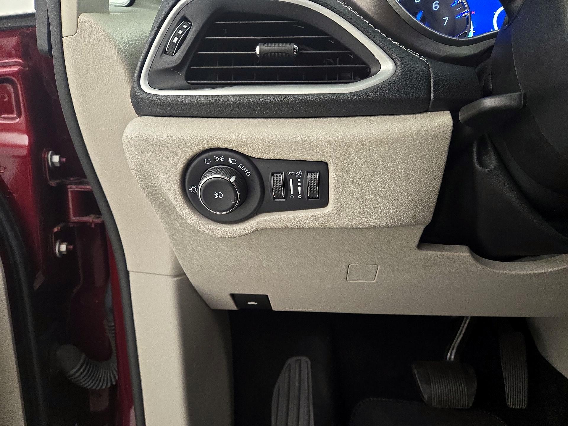 Thumbnail: 2021 Chrysler Pacifica - 13