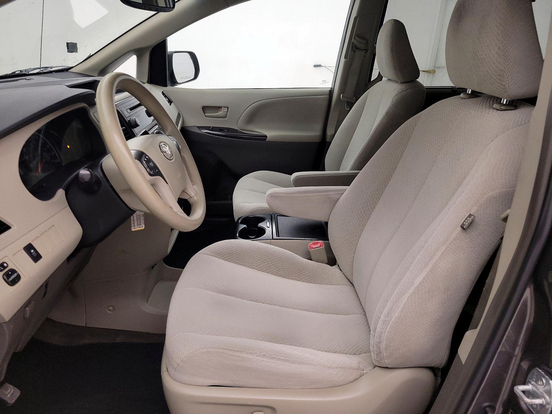 Thumbnail: 2014 Toyota Sienna - 9