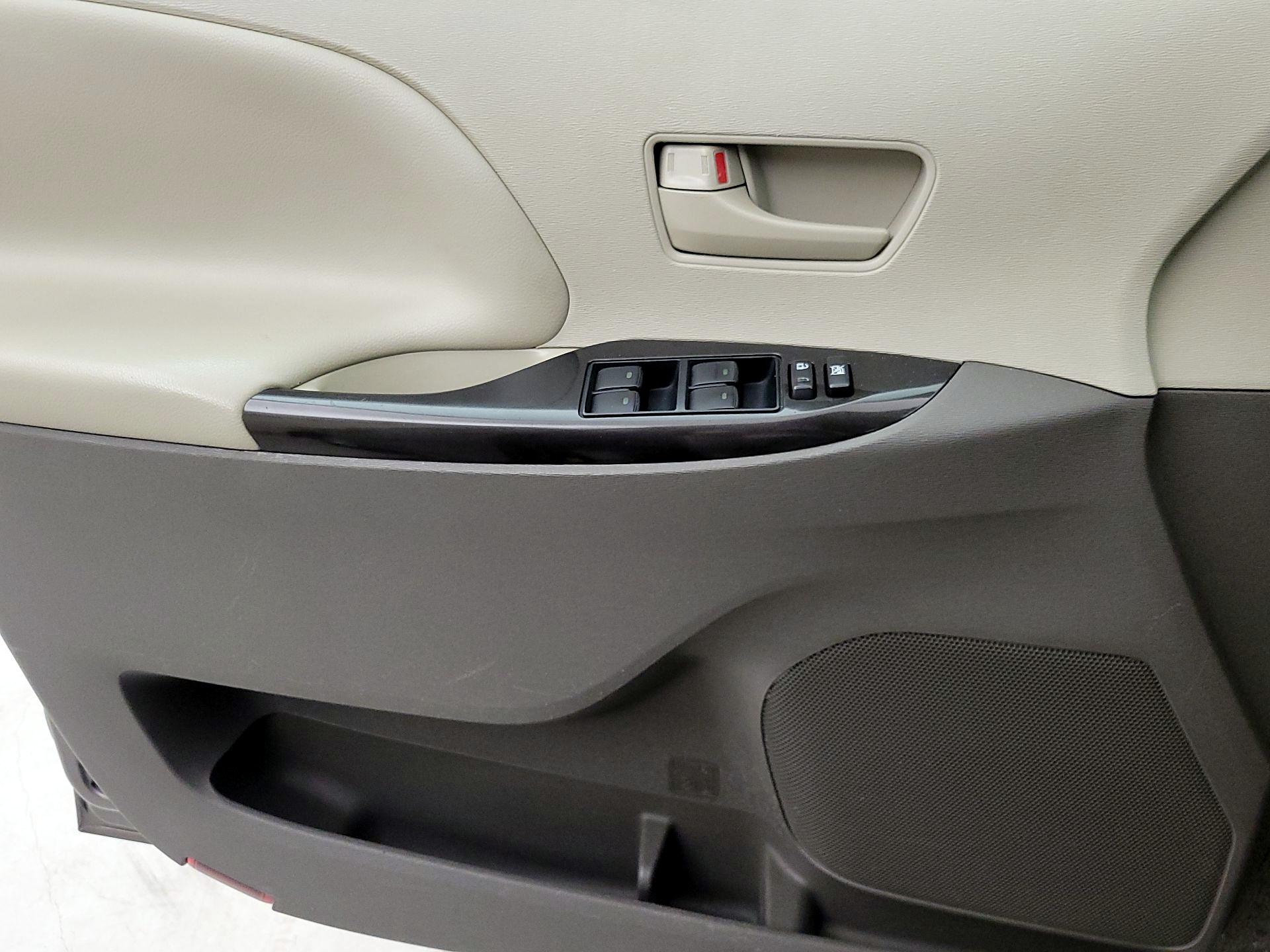 Thumbnail: 2014 Toyota Sienna - 10