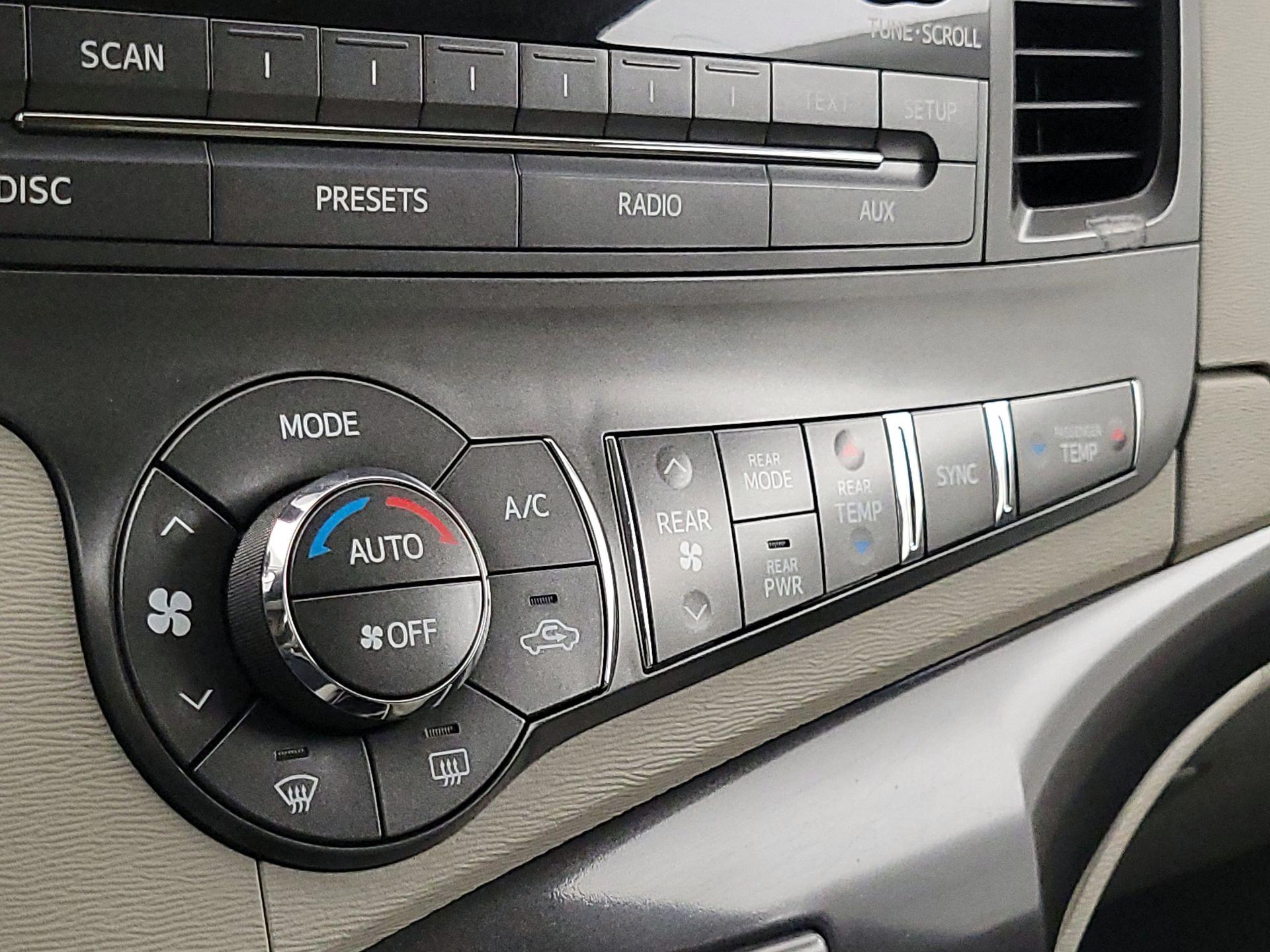 Thumbnail: 2014 Toyota Sienna - 13