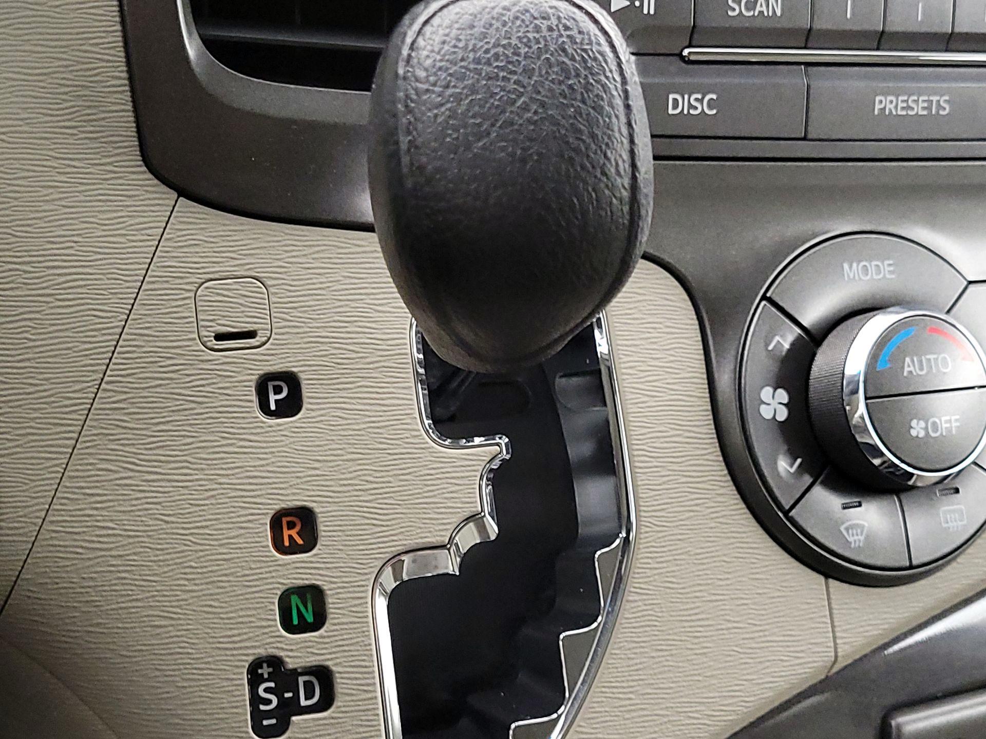 Thumbnail: 2014 Toyota Sienna - 14