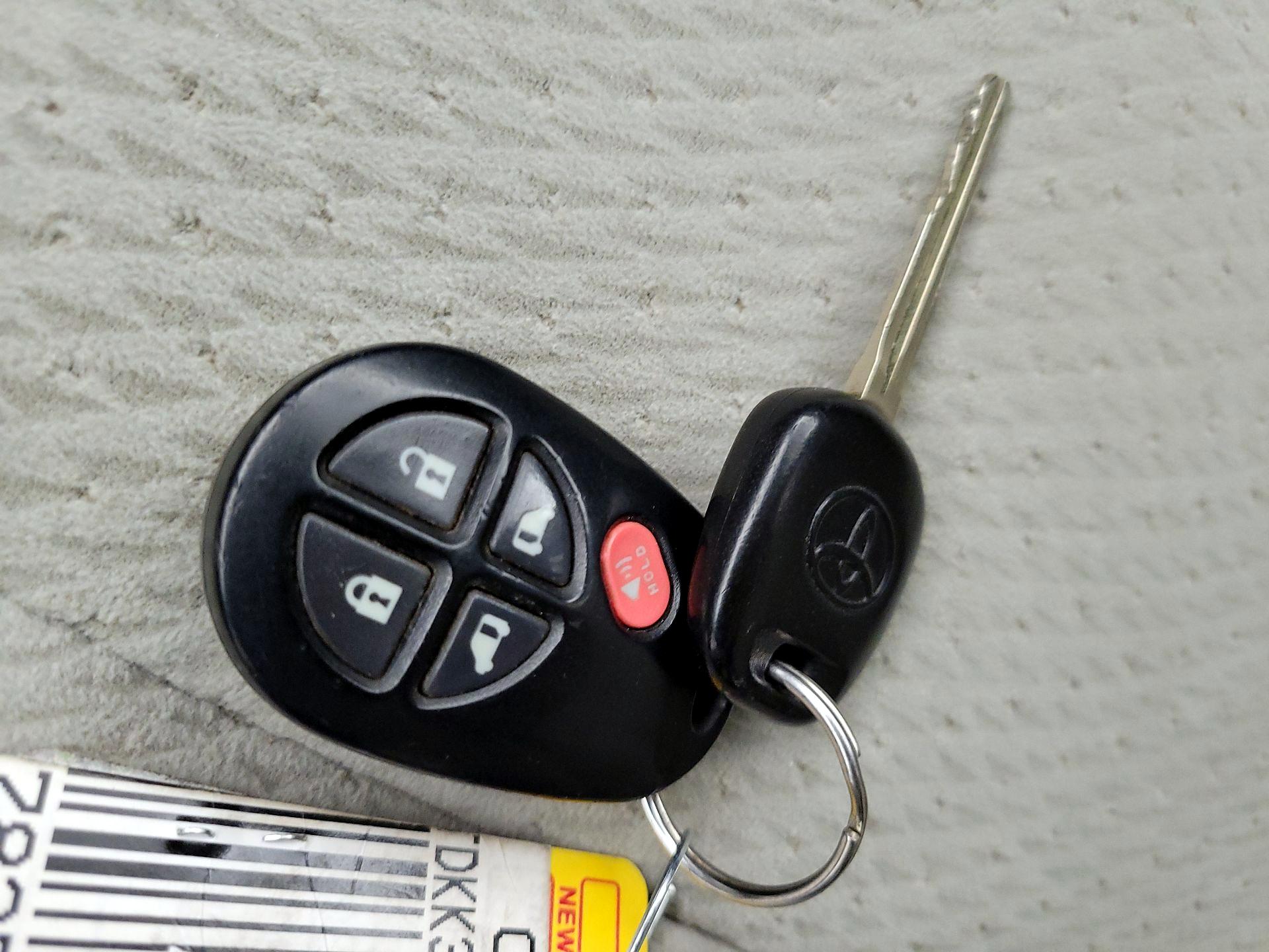 Thumbnail: 2014 Toyota Sienna - 19