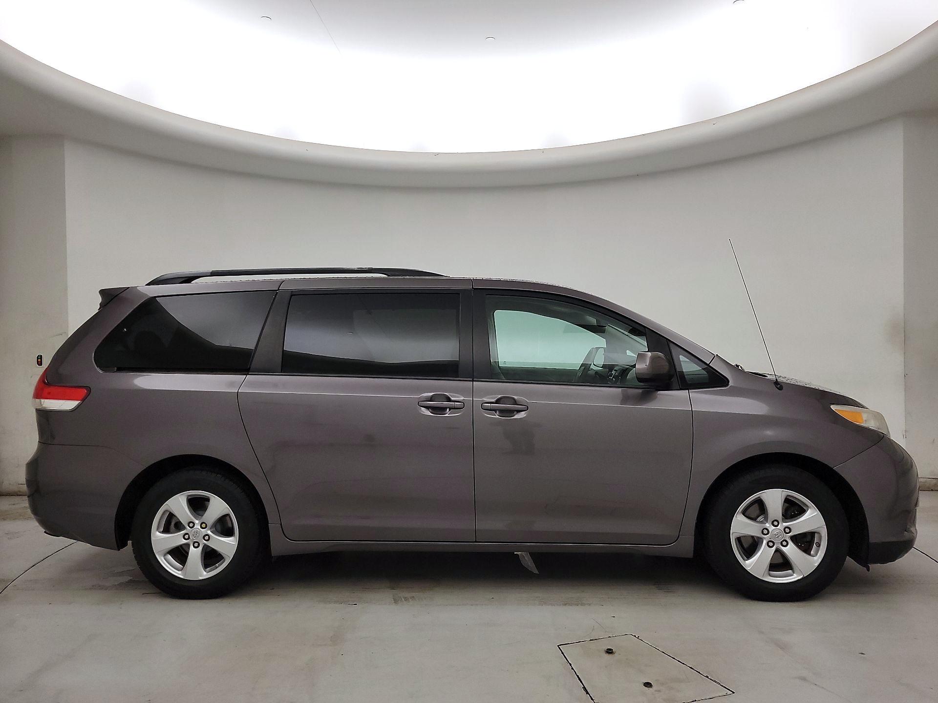 Thumbnail: 2014 Toyota Sienna - 4