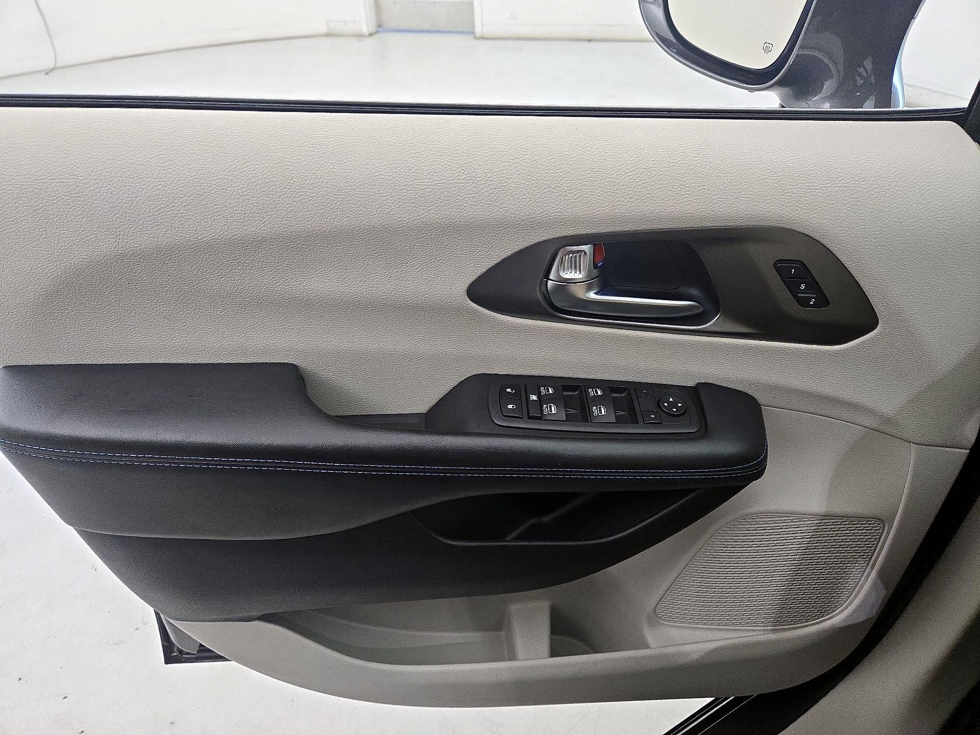 Thumbnail: 2021 Chrysler Pacifica - 12