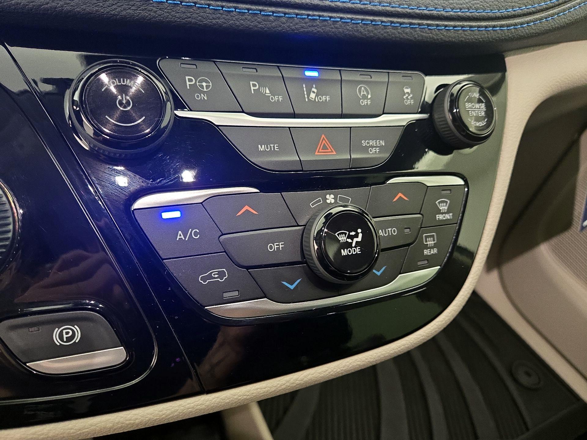 Thumbnail: 2021 Chrysler Pacifica - 17