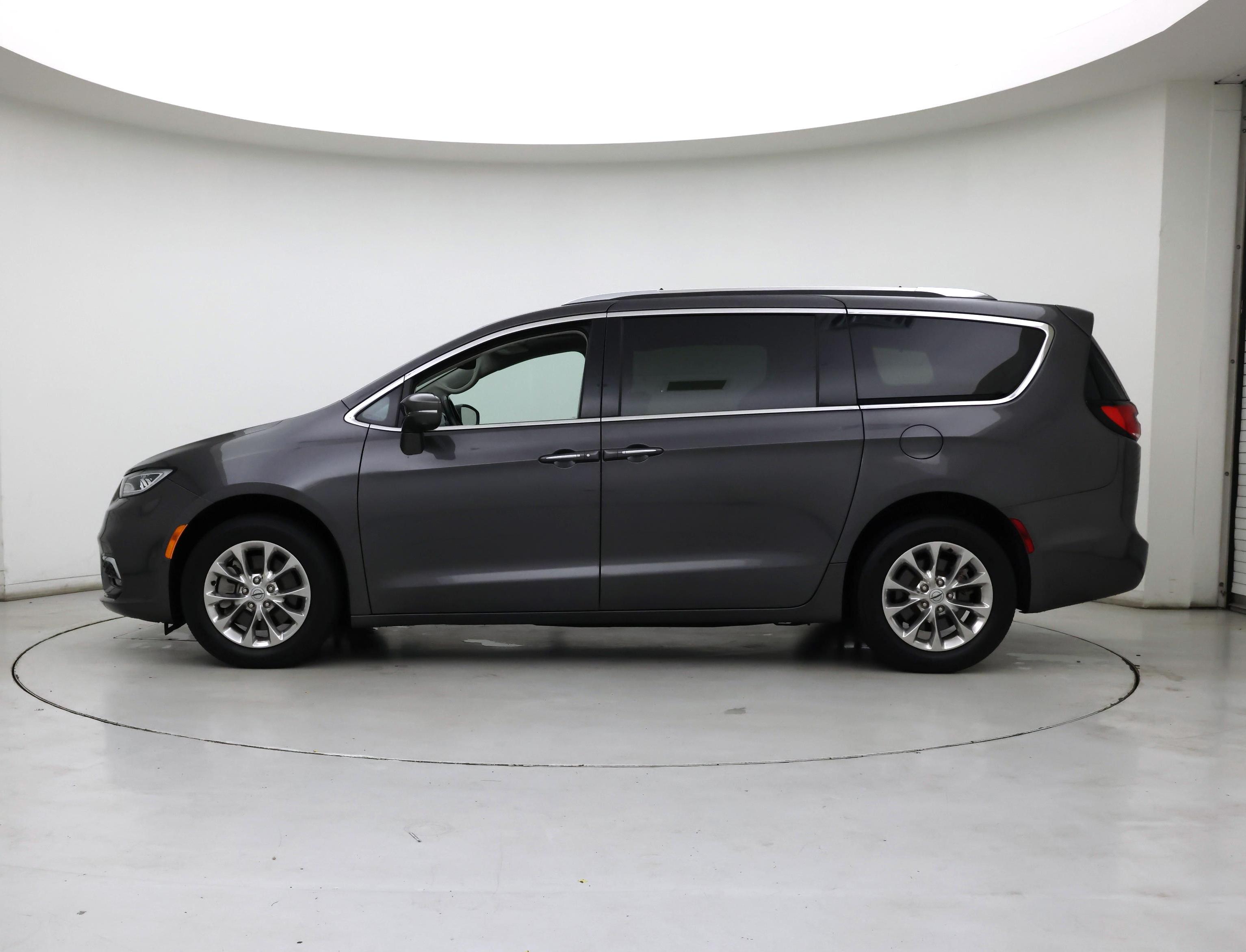 Thumbnail: 2021 Chrysler Pacifica - 3