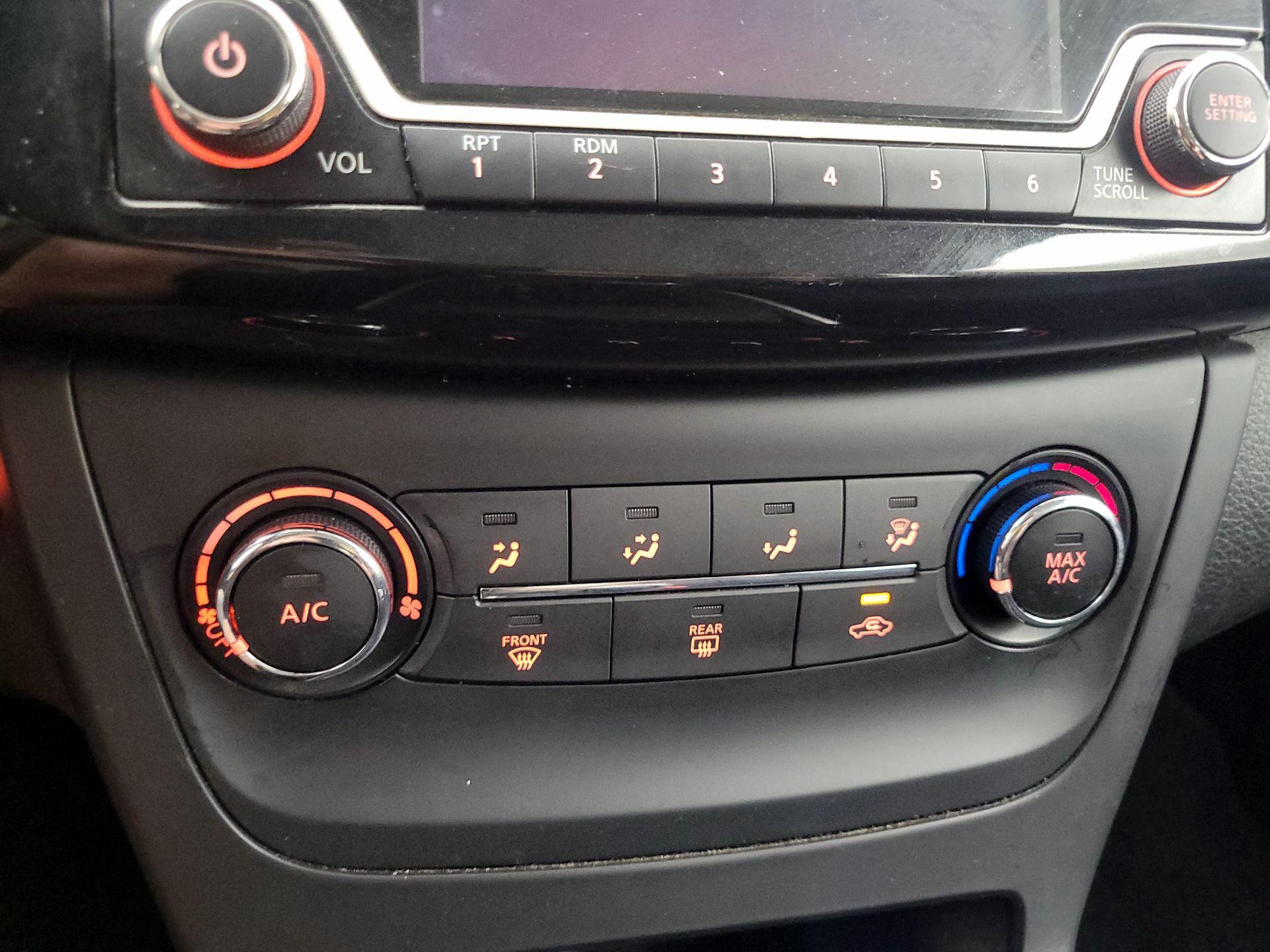 Thumbnail: 2016 Nissan Sentra - 16